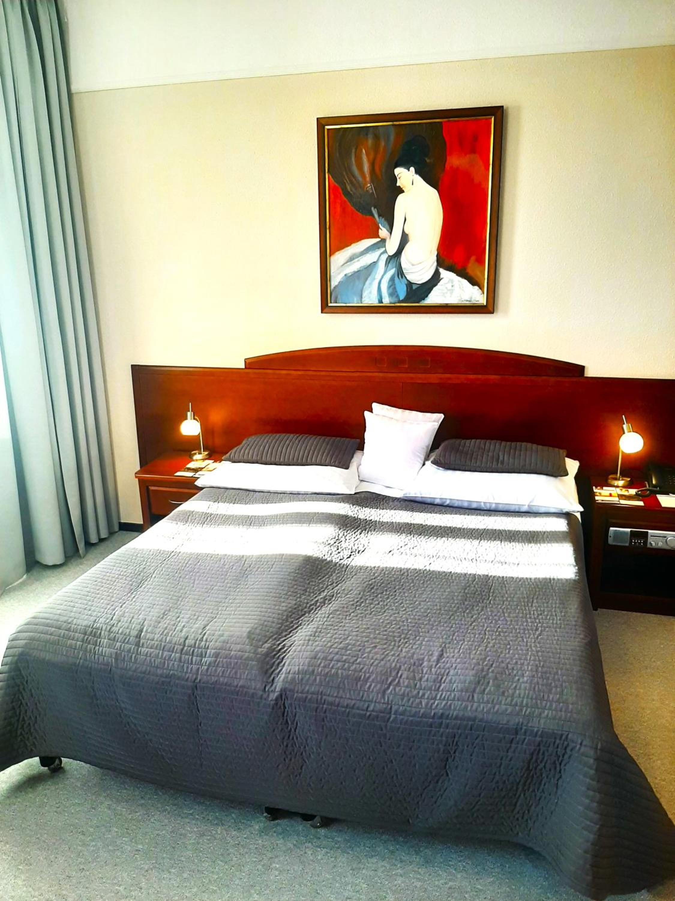 Deluxe Double Room with Bath - Photo 5