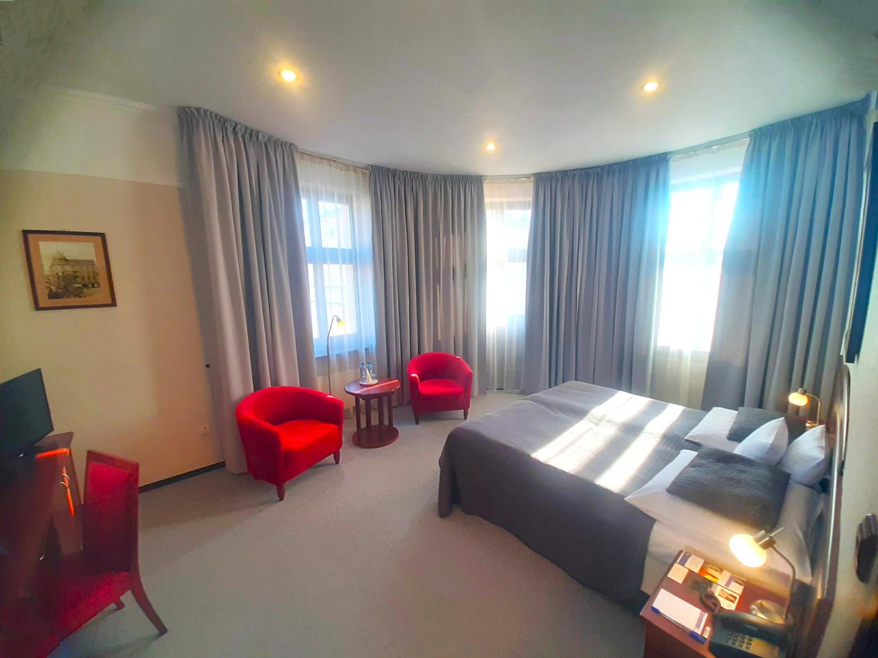 Deluxe Double Room with Bath - Photo 6