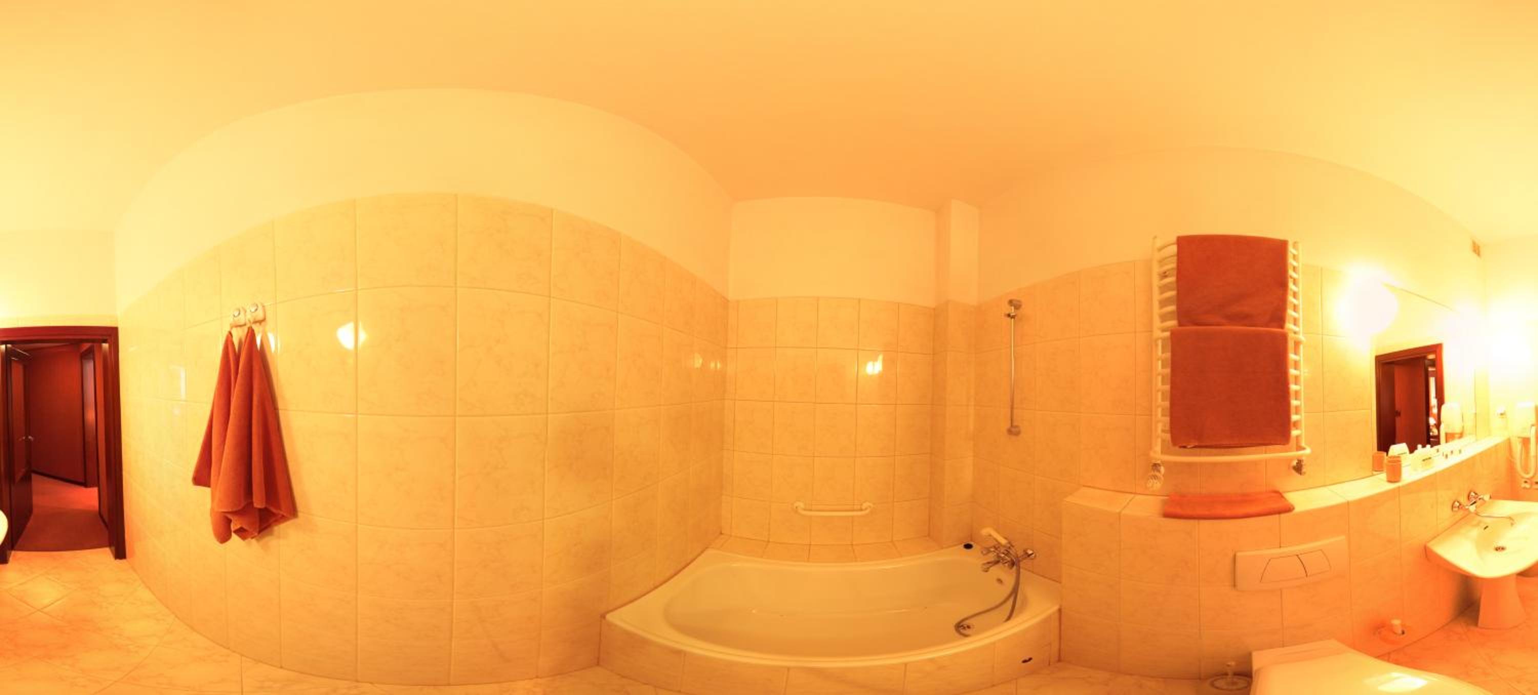 Deluxe Double Room with Bath - Photo 7