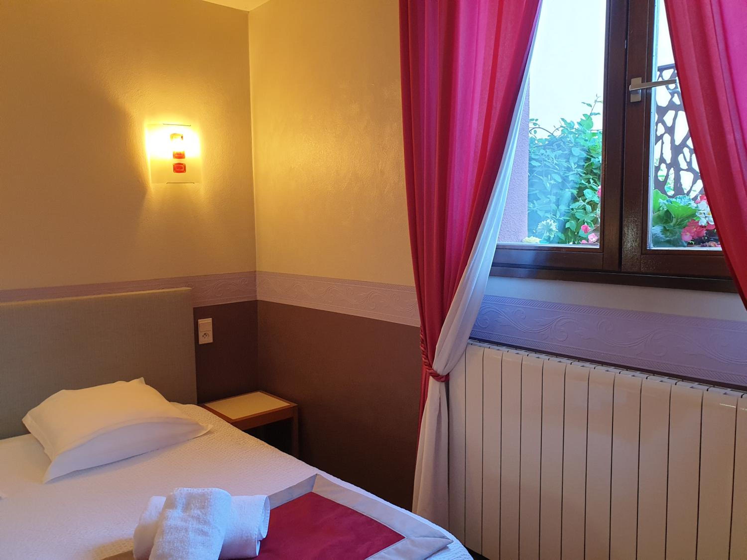 Chambre Familiale avec Salle de Bains Privative Chambre Familiale avec Salle de Bains Privative