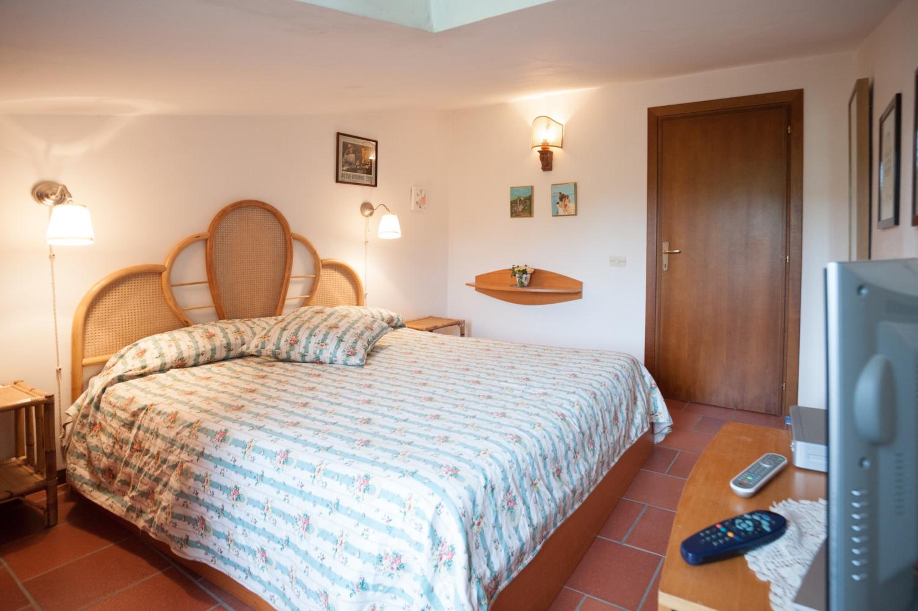 Double Room with Private External Bathroom - Attic photo 3