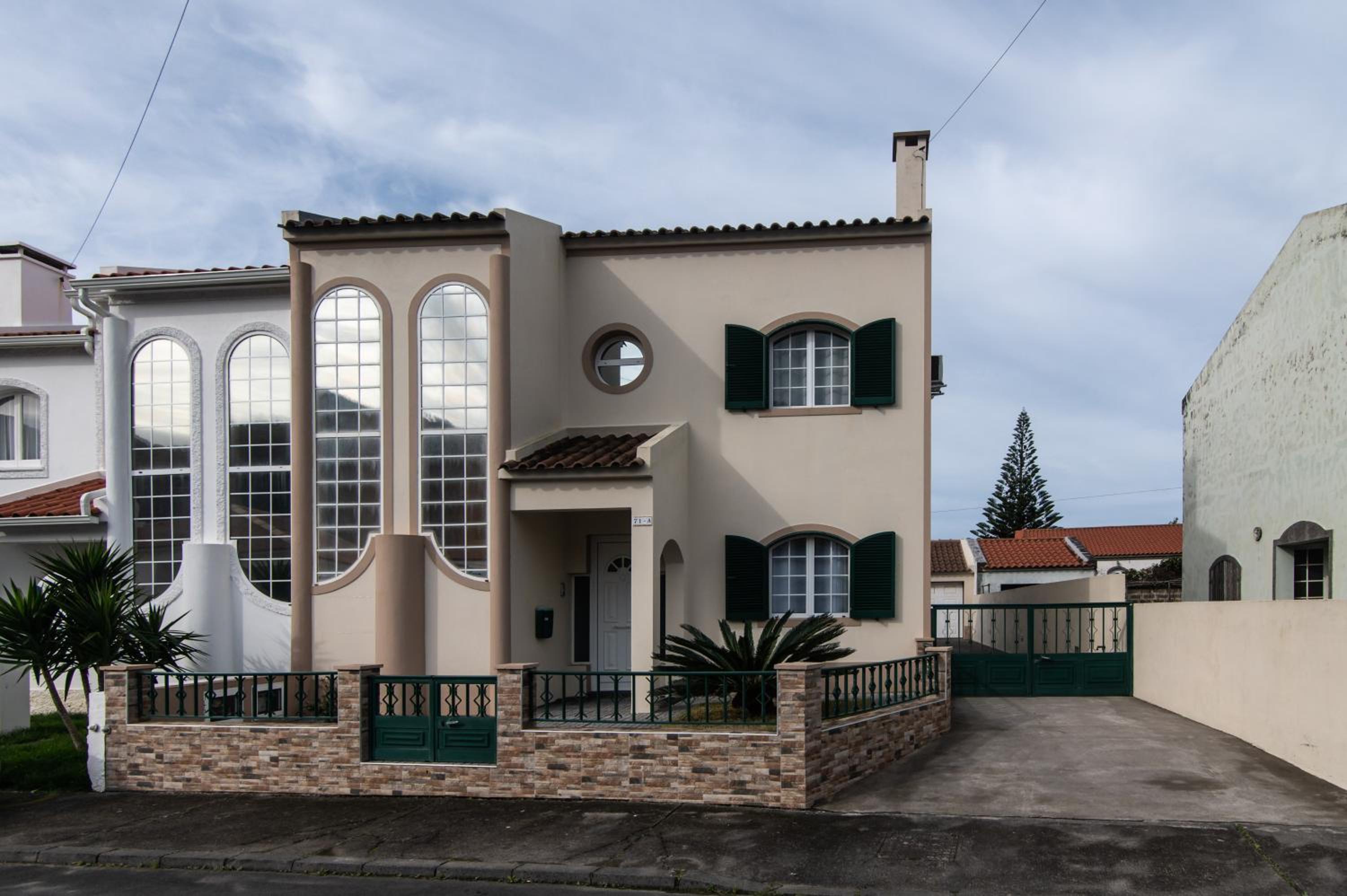 Three-Bedroom House photo 2
