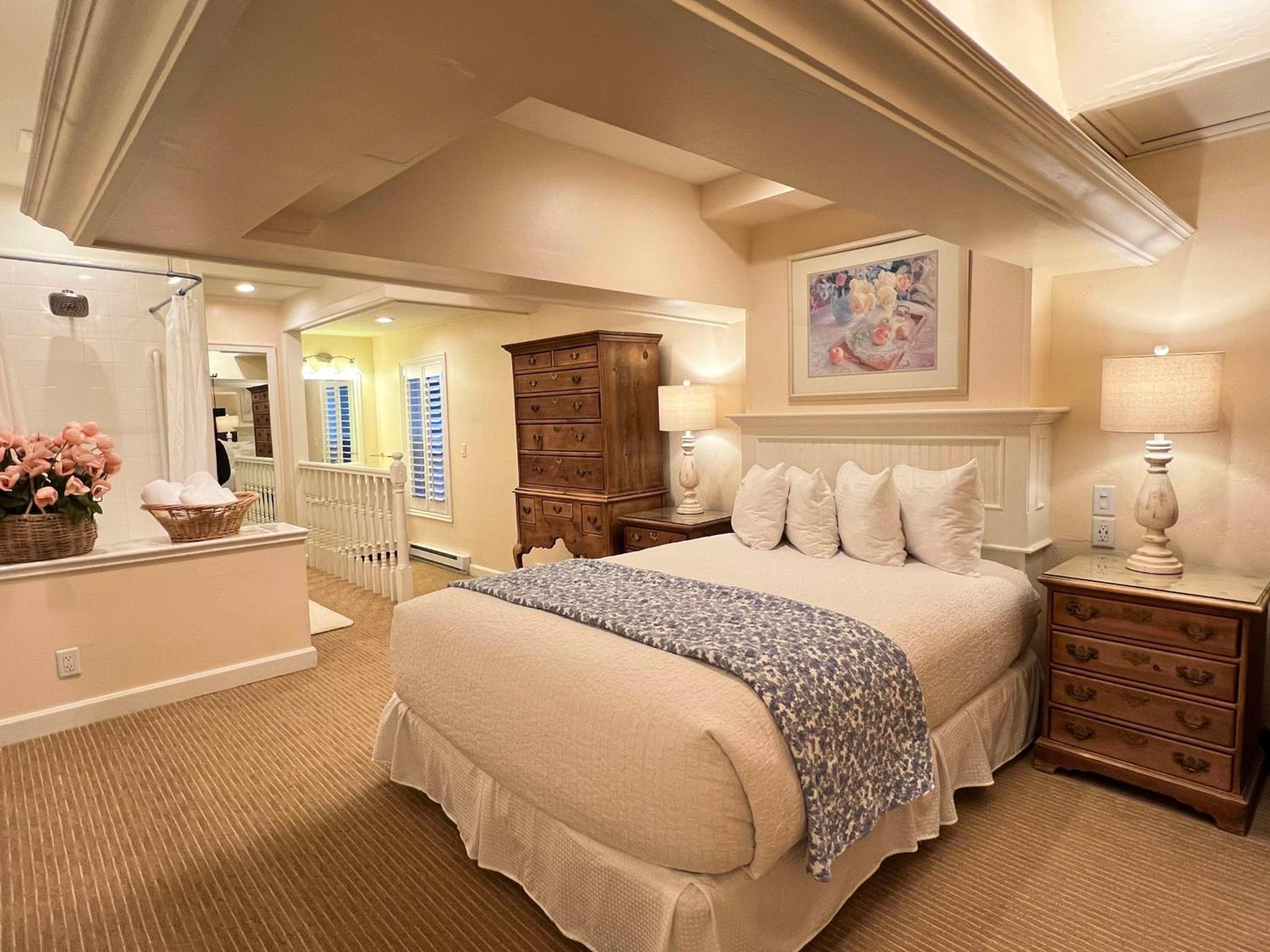 Queen Room with Whirlpool - Non Smoking photo 1