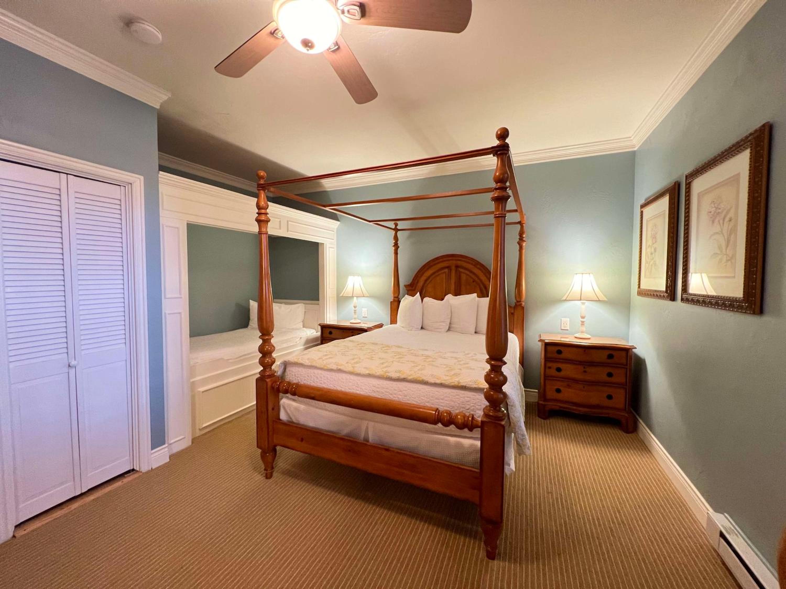 Queen Room with Whirlpool photo 1