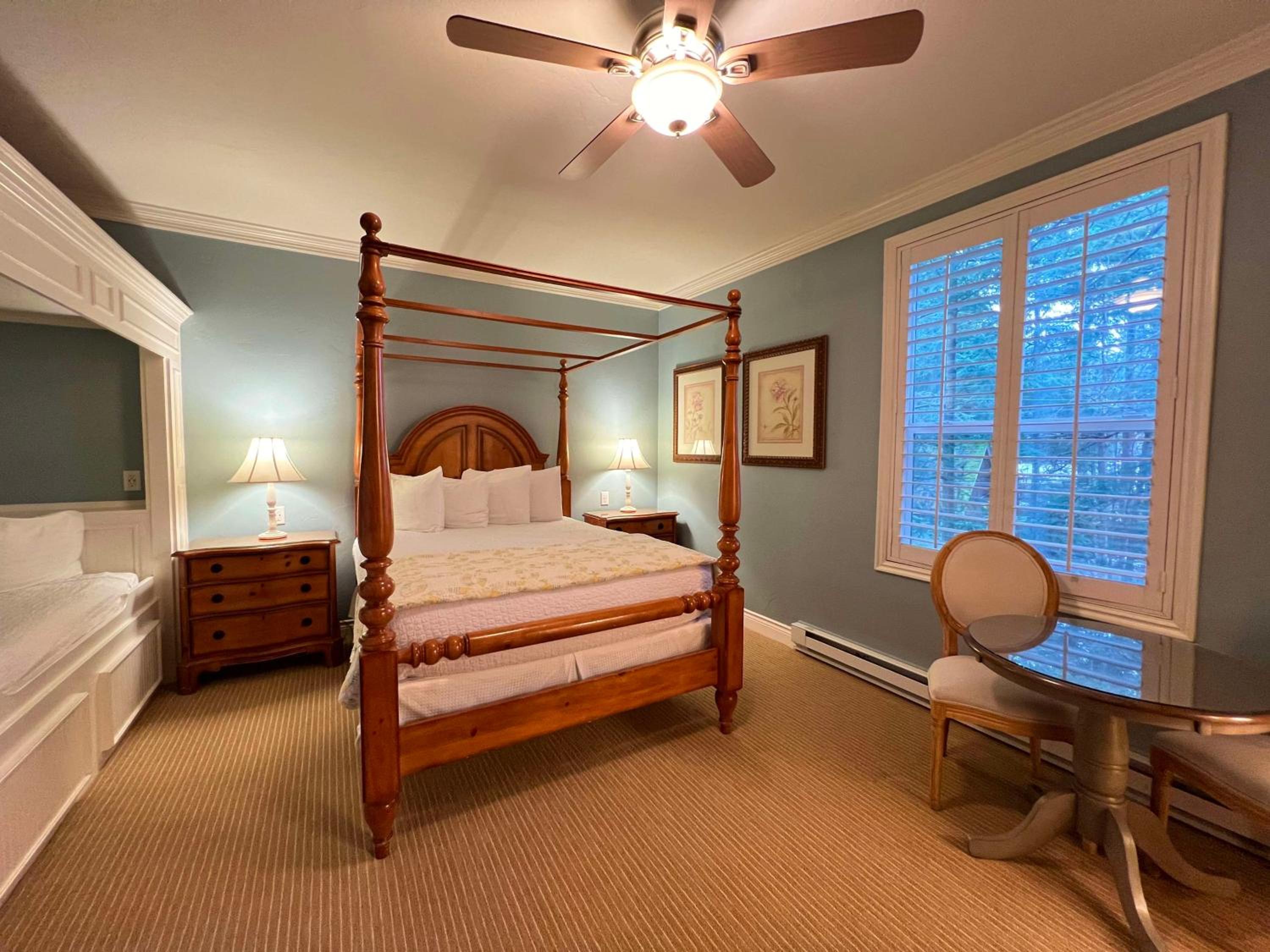 Queen Room with Whirlpool photo 2