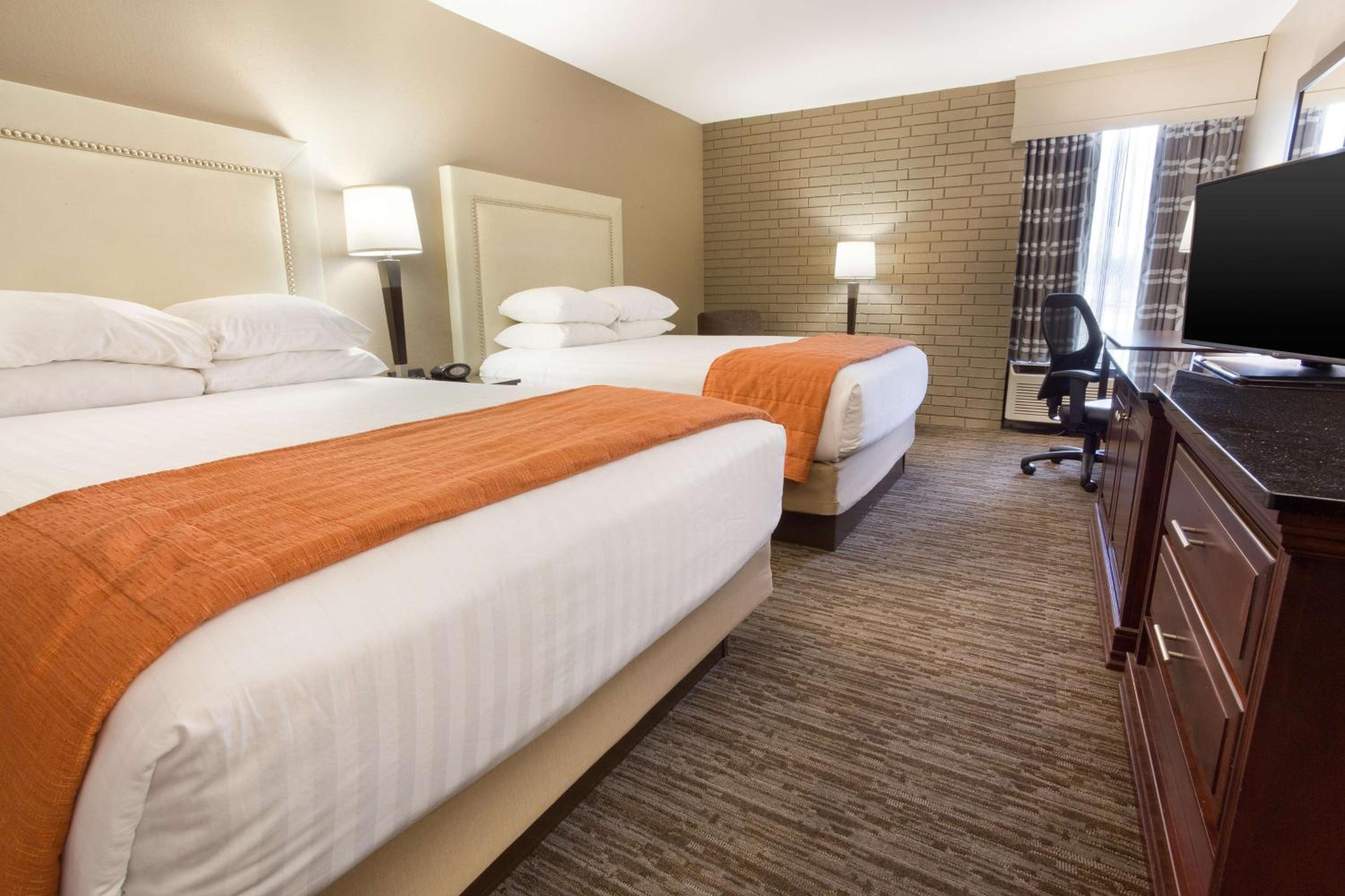 Deluxe Queen Room with Two Queen Beds photo 1