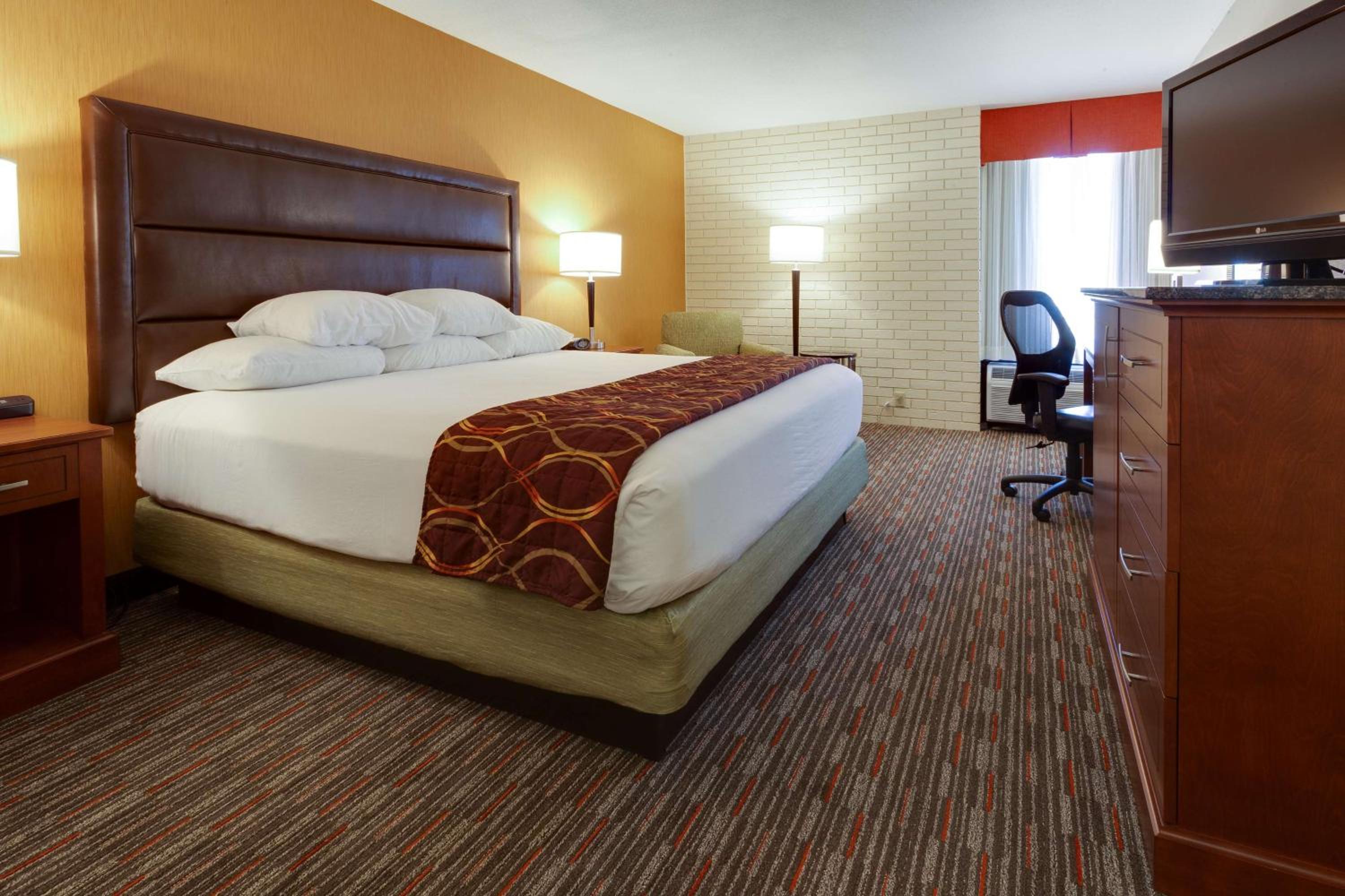 Deluxe Room with King Bed - Photo 1