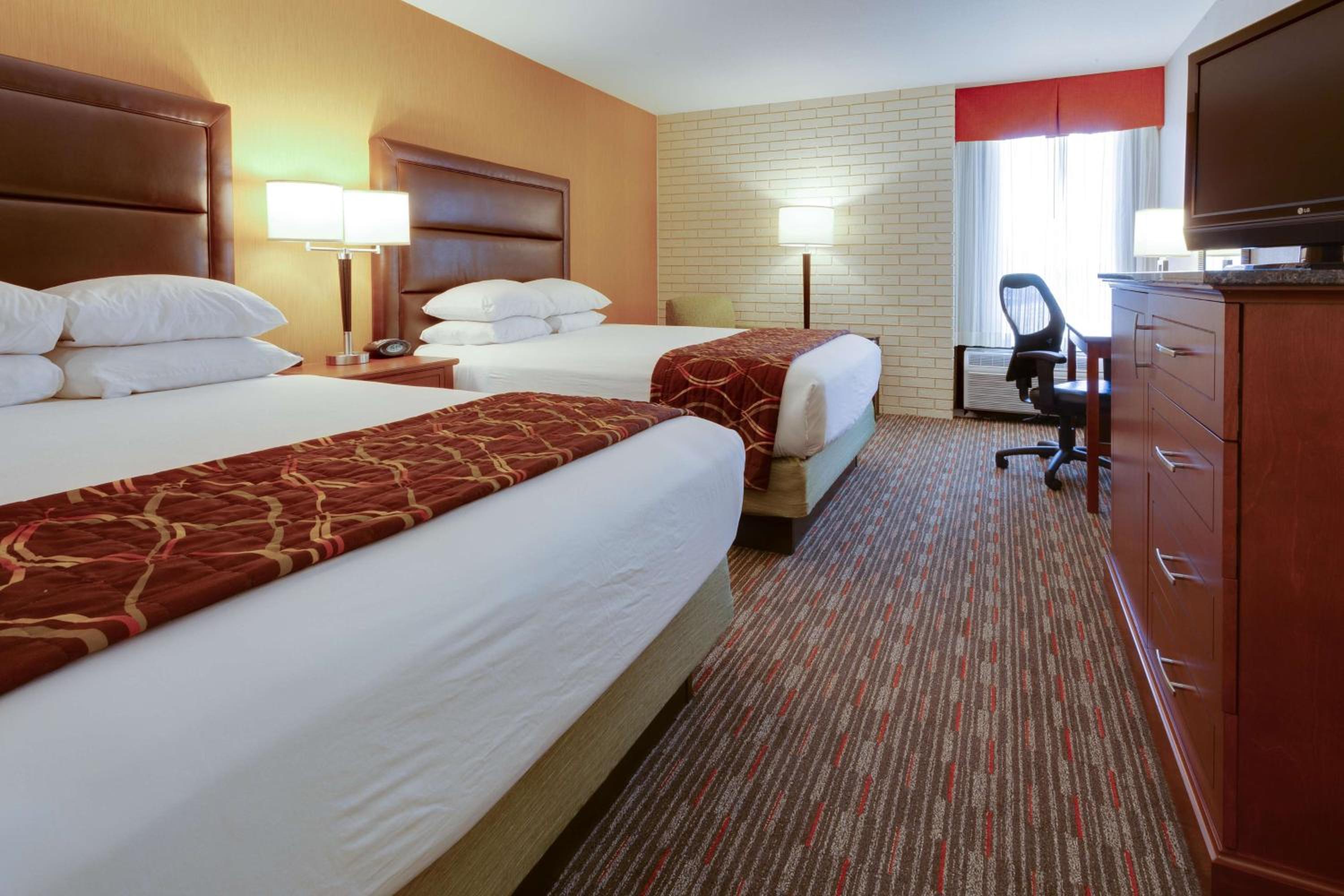 Deluxe Queen Room with Two Queen Beds - Accessible, Tub photo 1