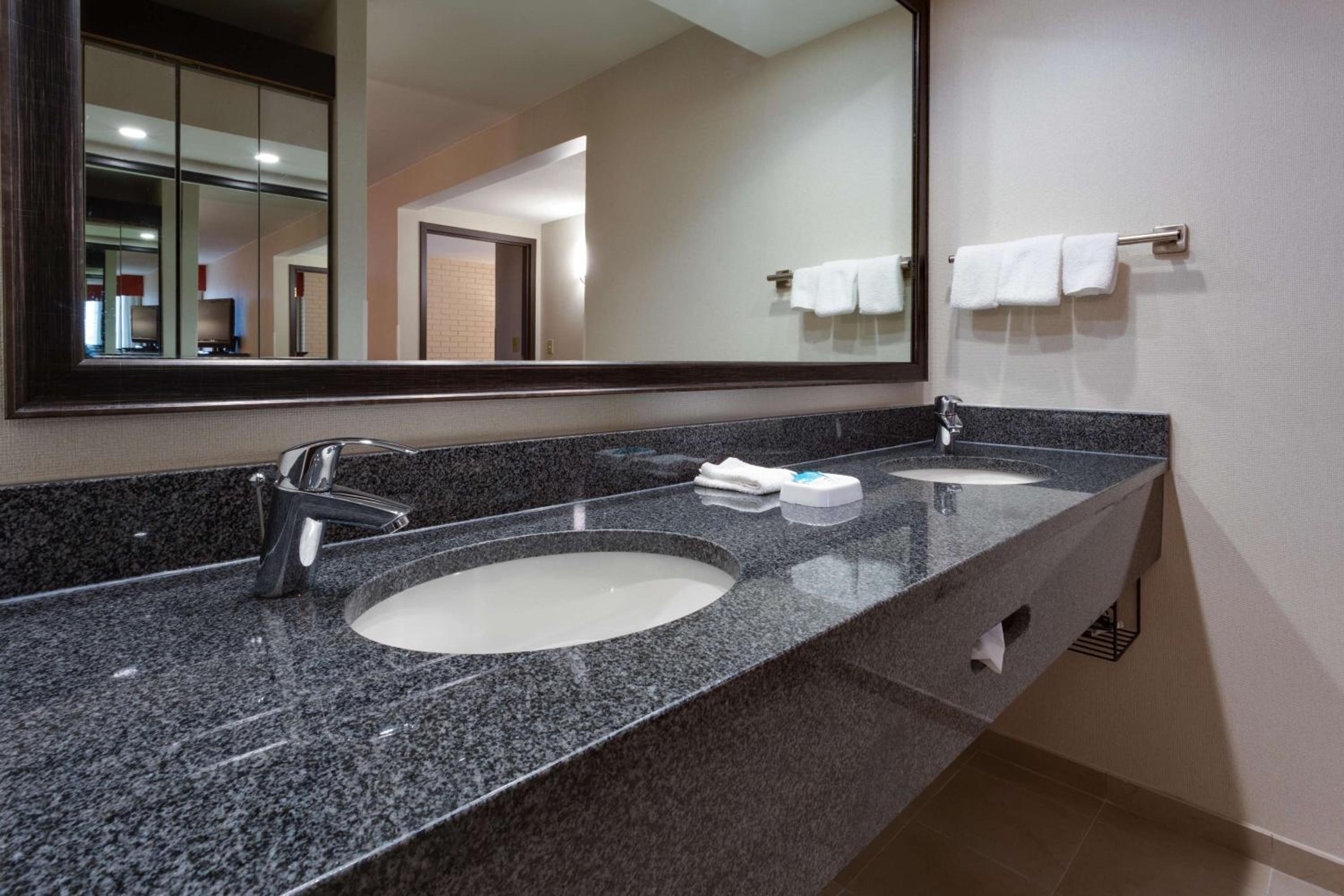 King Suite - Photo 3