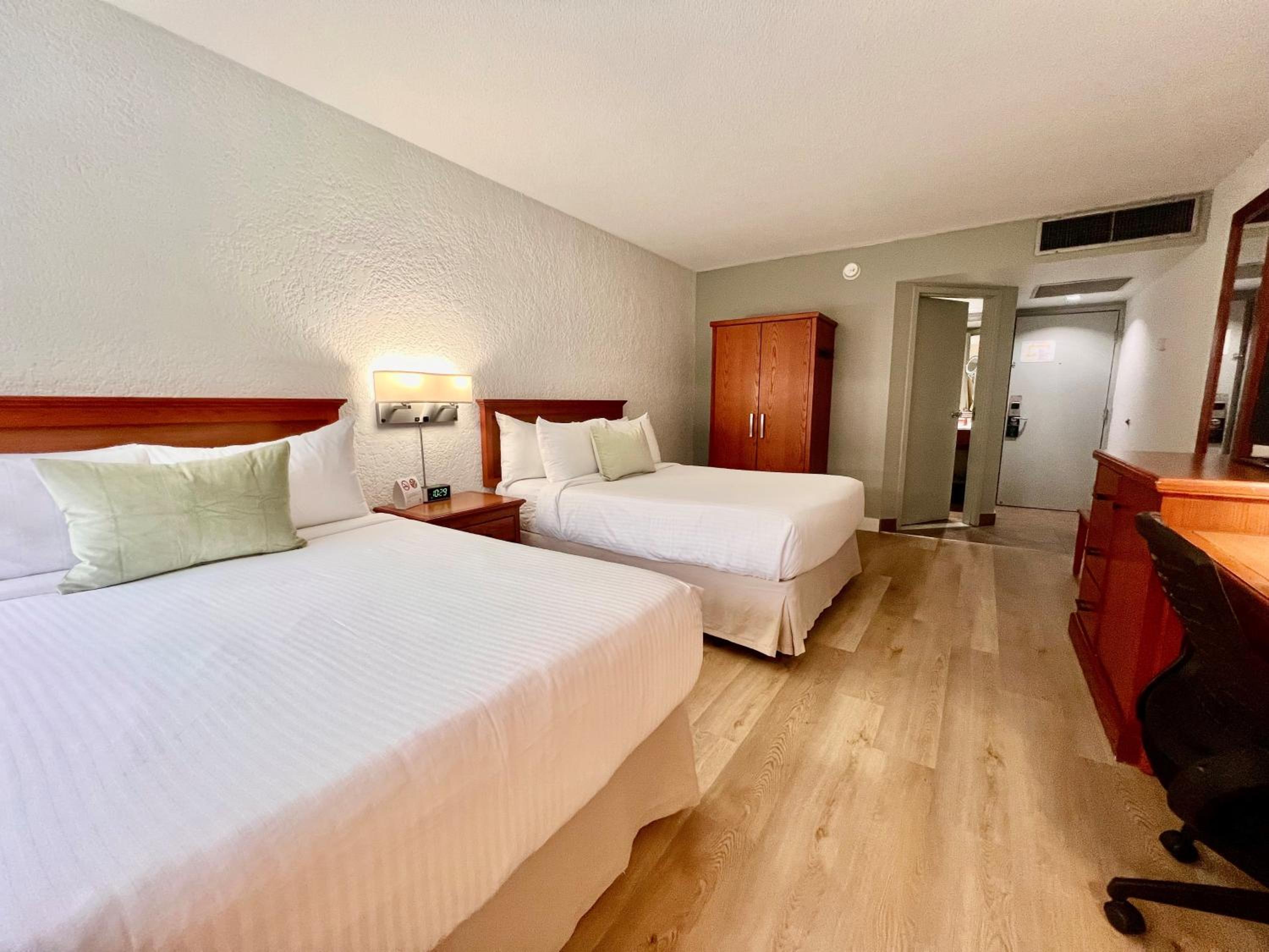 Comfort Room with 2 double beds - Photo 4