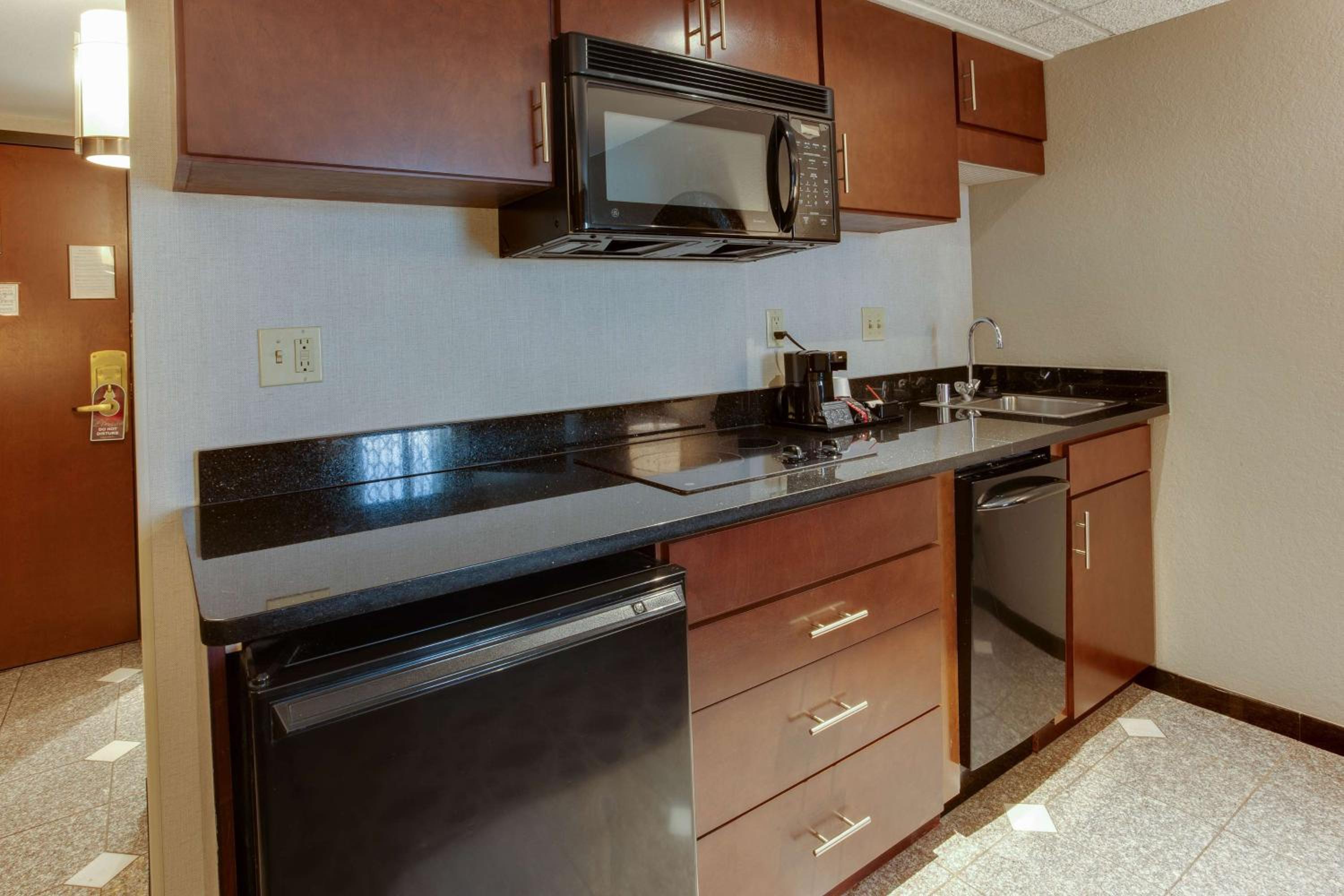 King Suite with Sofa Bed and Kitchenette – High Floor photo 2