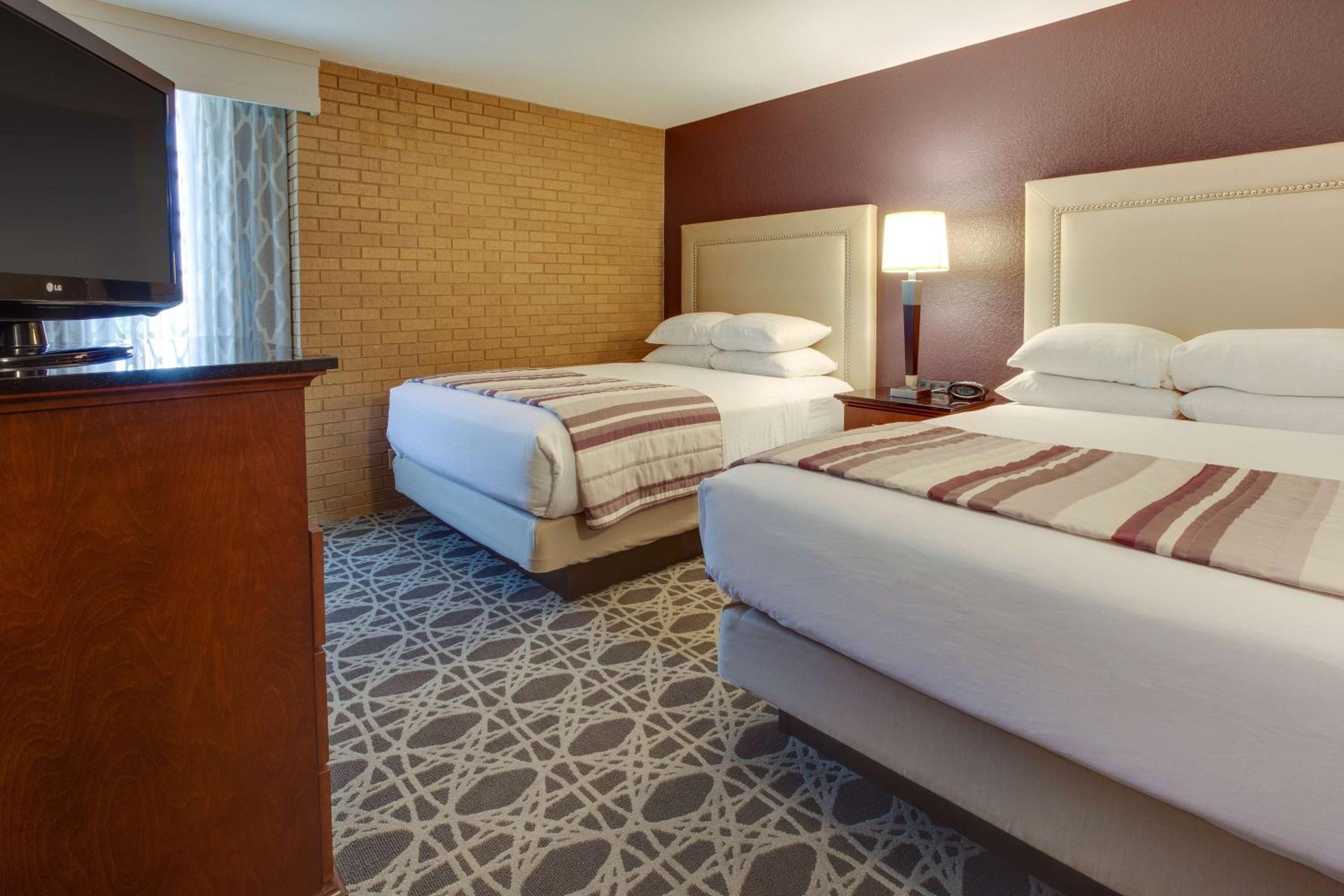 Queen Suite with Two Queen Beds– High Floor photo 2