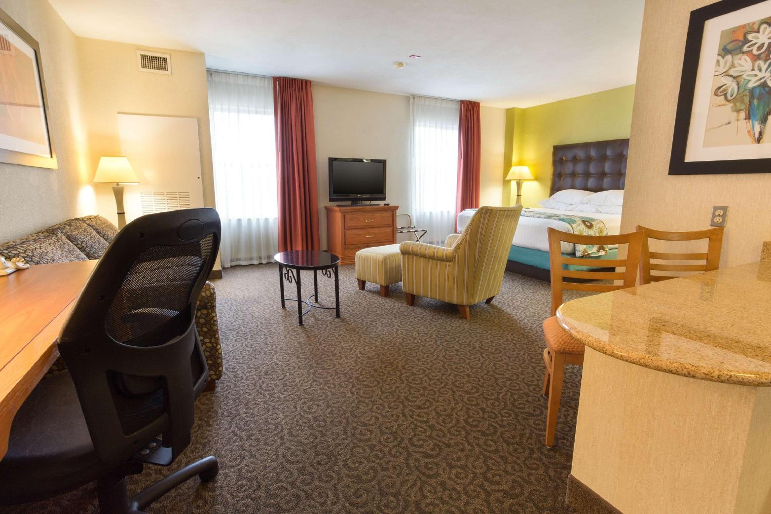 Deluxe King Room With Sofa Bed And Kitchenette photo 1
