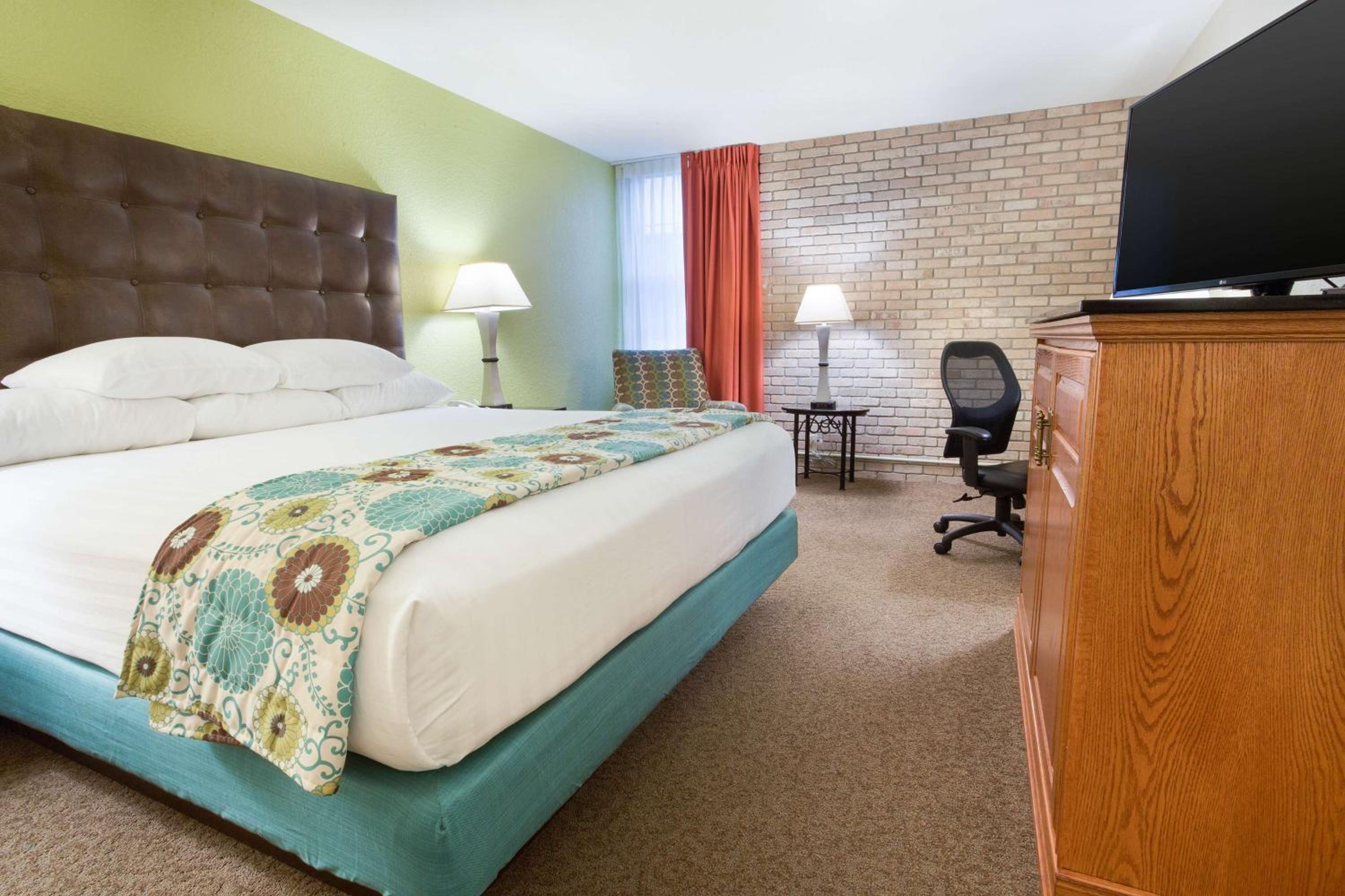 Deluxe King Room photo 1