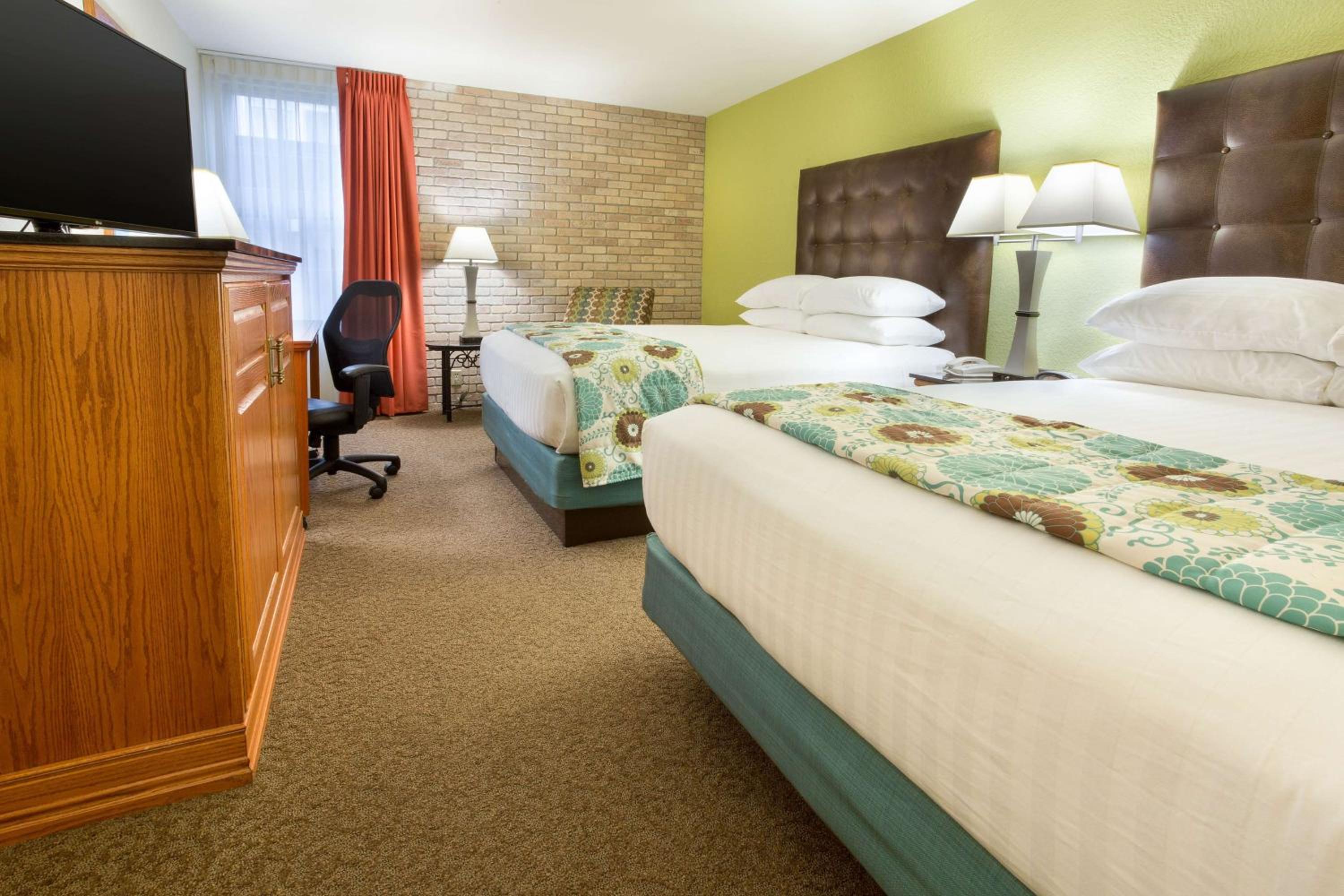 Deluxe Queen Room With Two Queen Beds photo 1