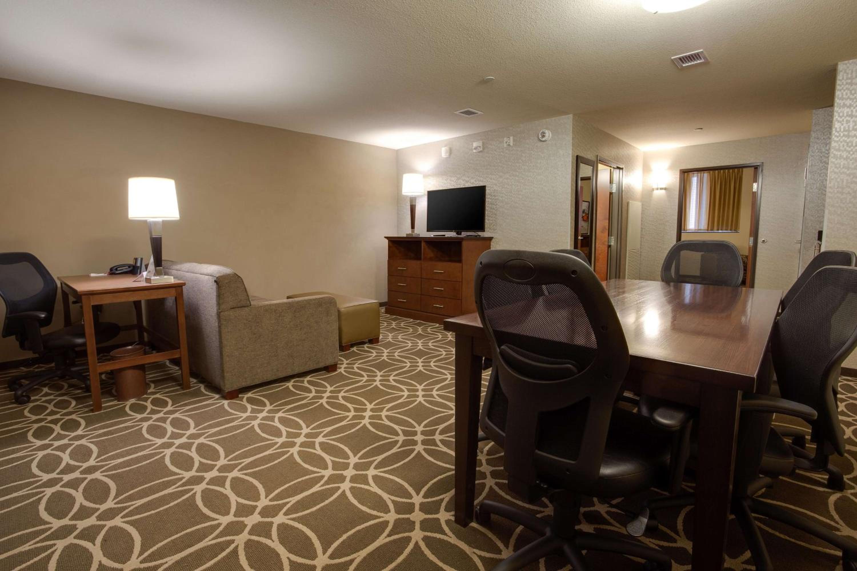 Queen Meeting Suite with Sofa Bed & Board Room Table - Hearing  Accessible, Tub