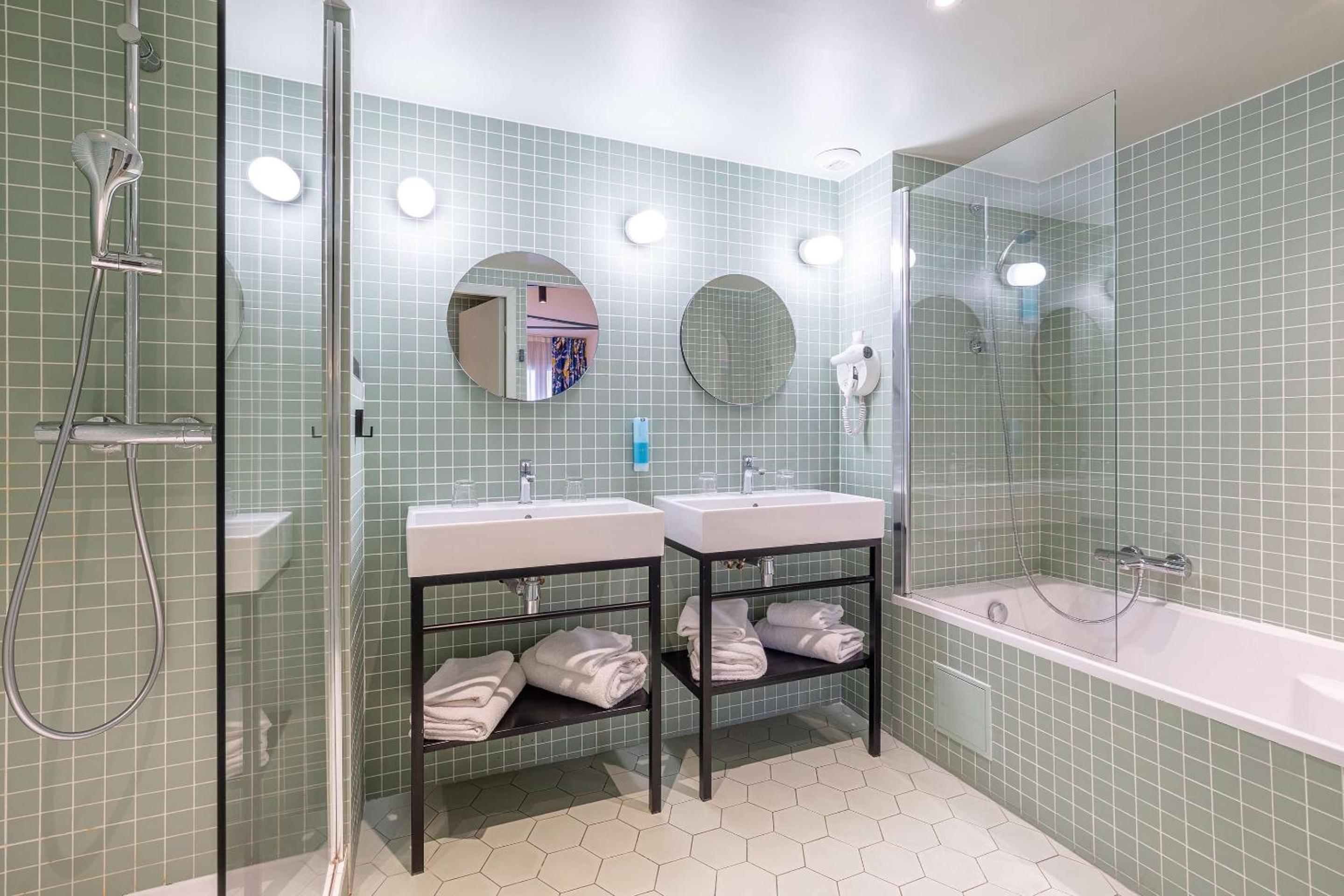 Suite with Spa Access - Photo 3