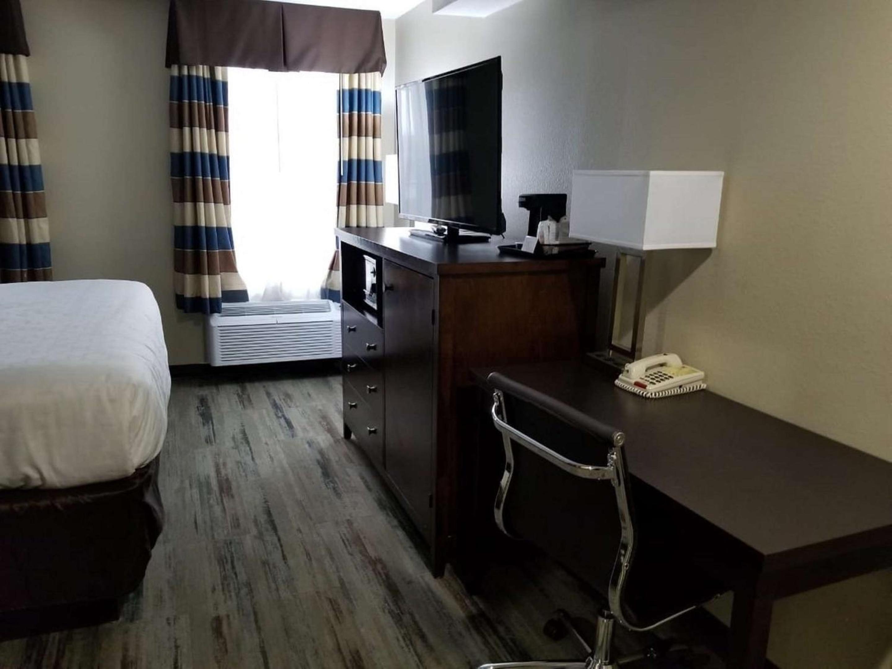 Queen Room with Walk-In Shower - Disability Access/Non-Smoking