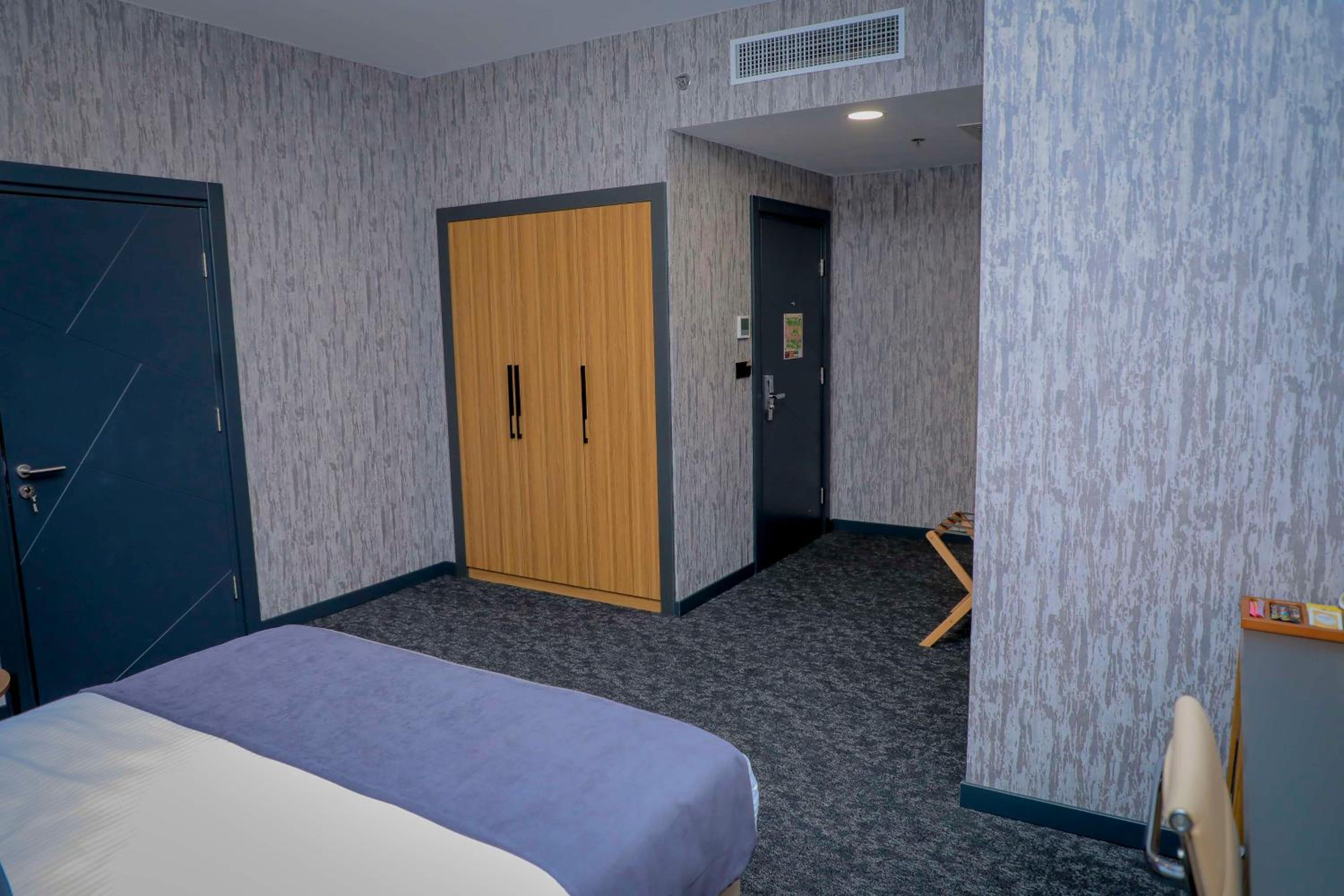 Deluxe Queen Room with City View - Non-Smoking - Photo 1
