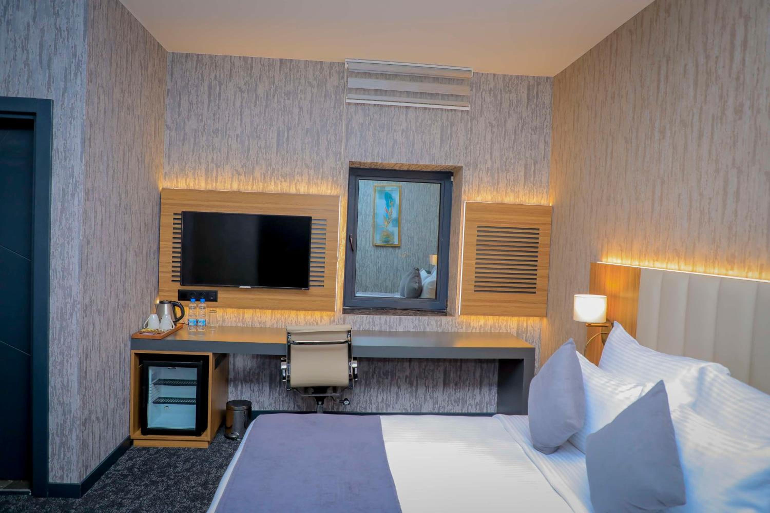 Deluxe Queen Room with City View - Non-Smoking - Photo 2