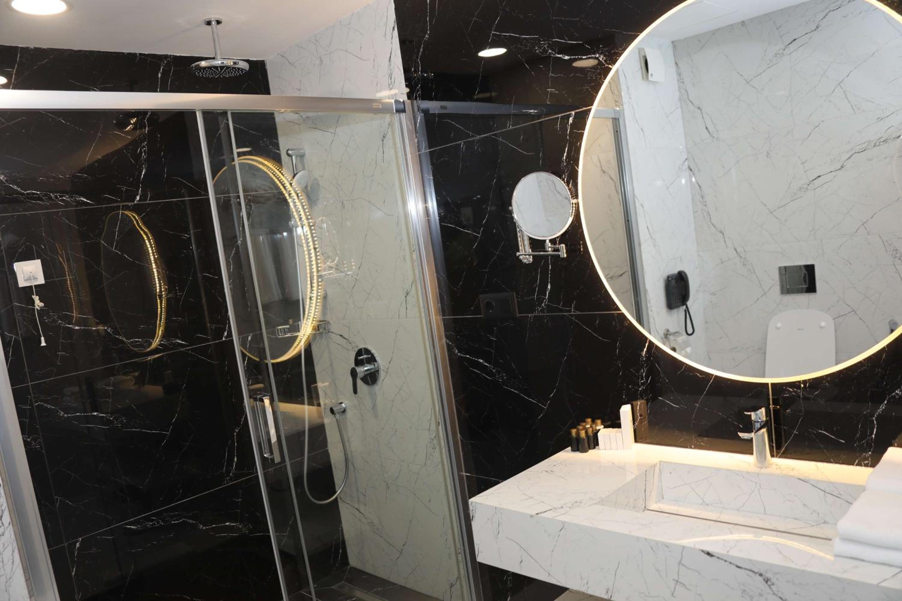 Deluxe Queen Room with City View - Non-Smoking - Photo 3