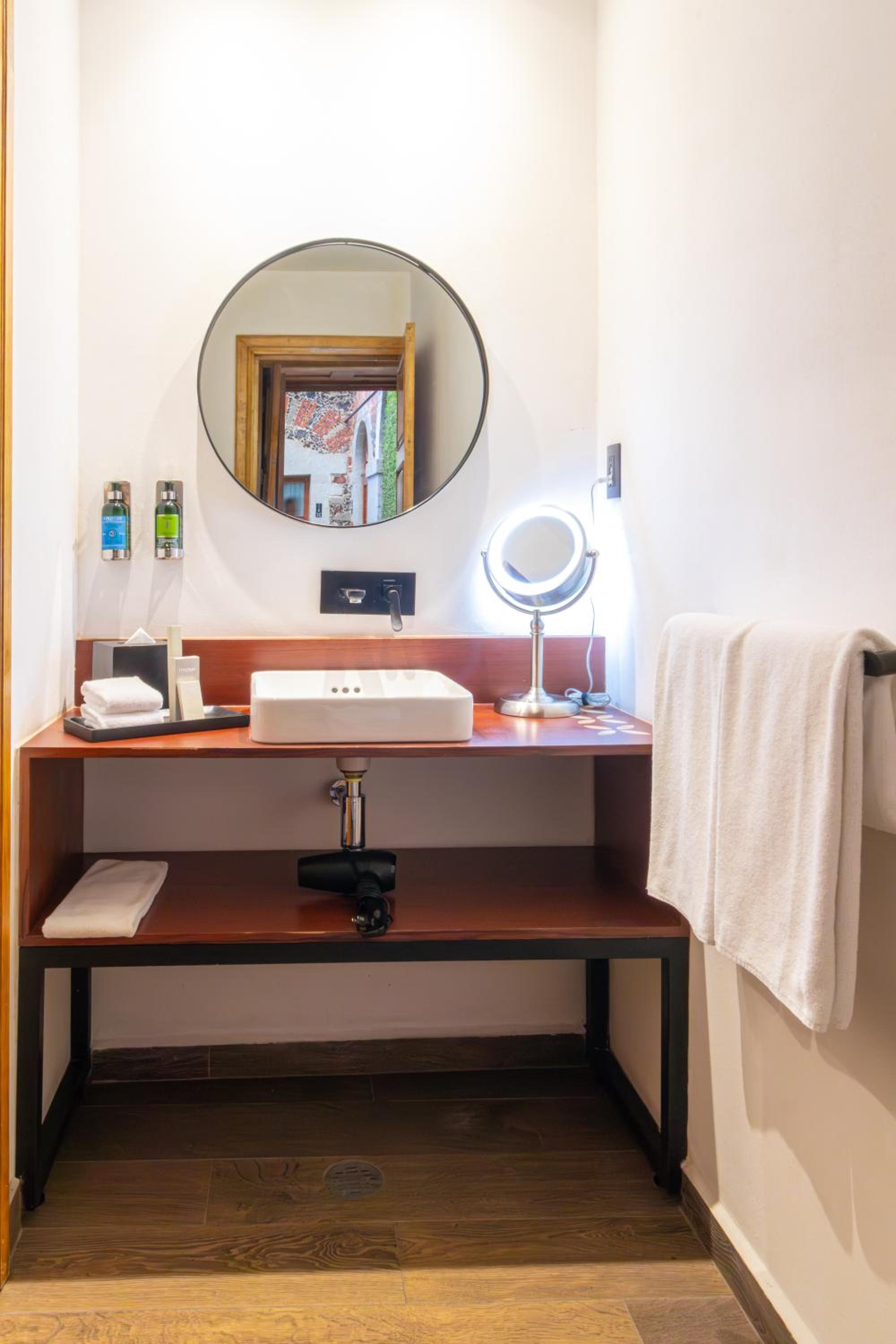 Deluxe Junior Suite - Photo 7