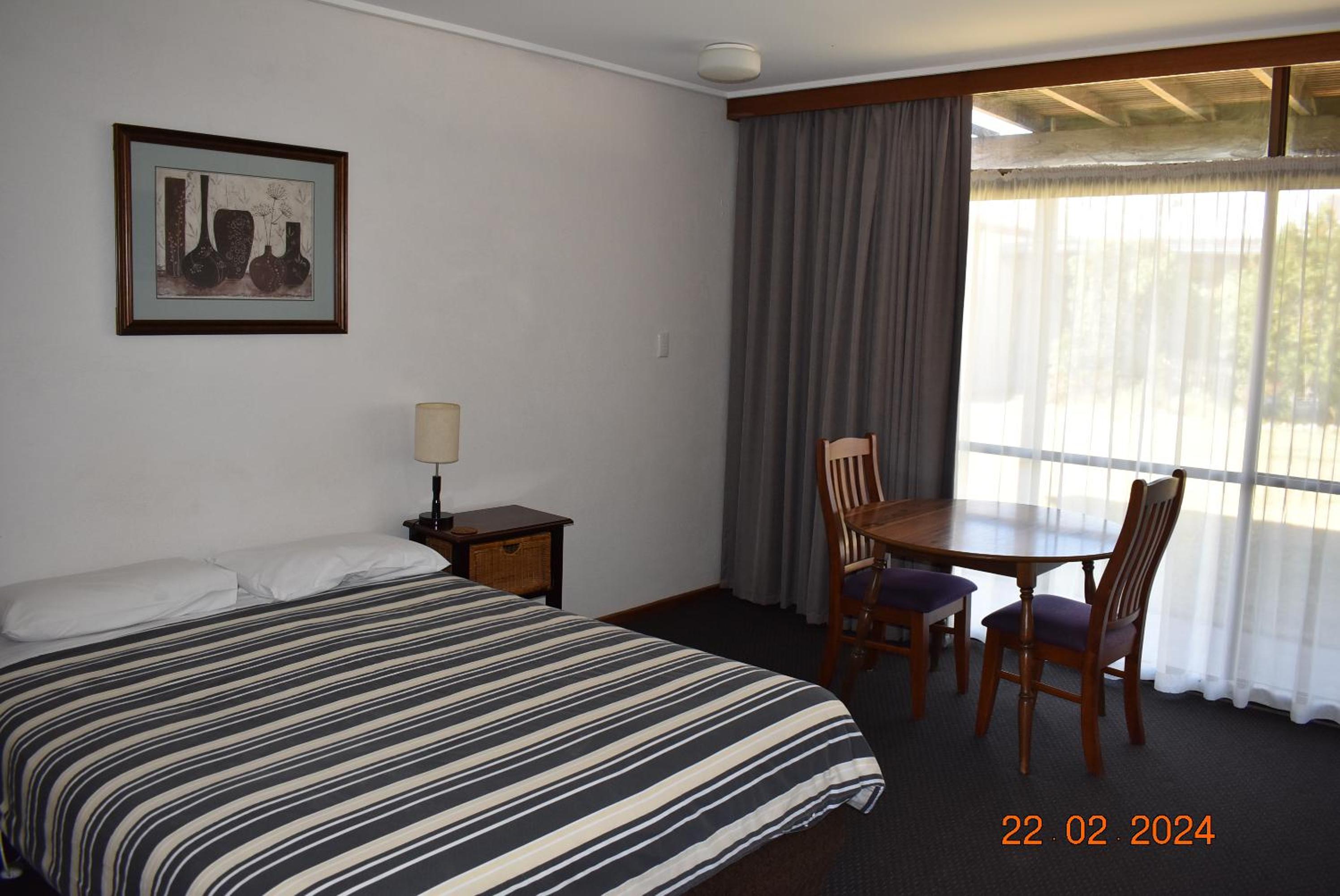 Queen Room photo 2