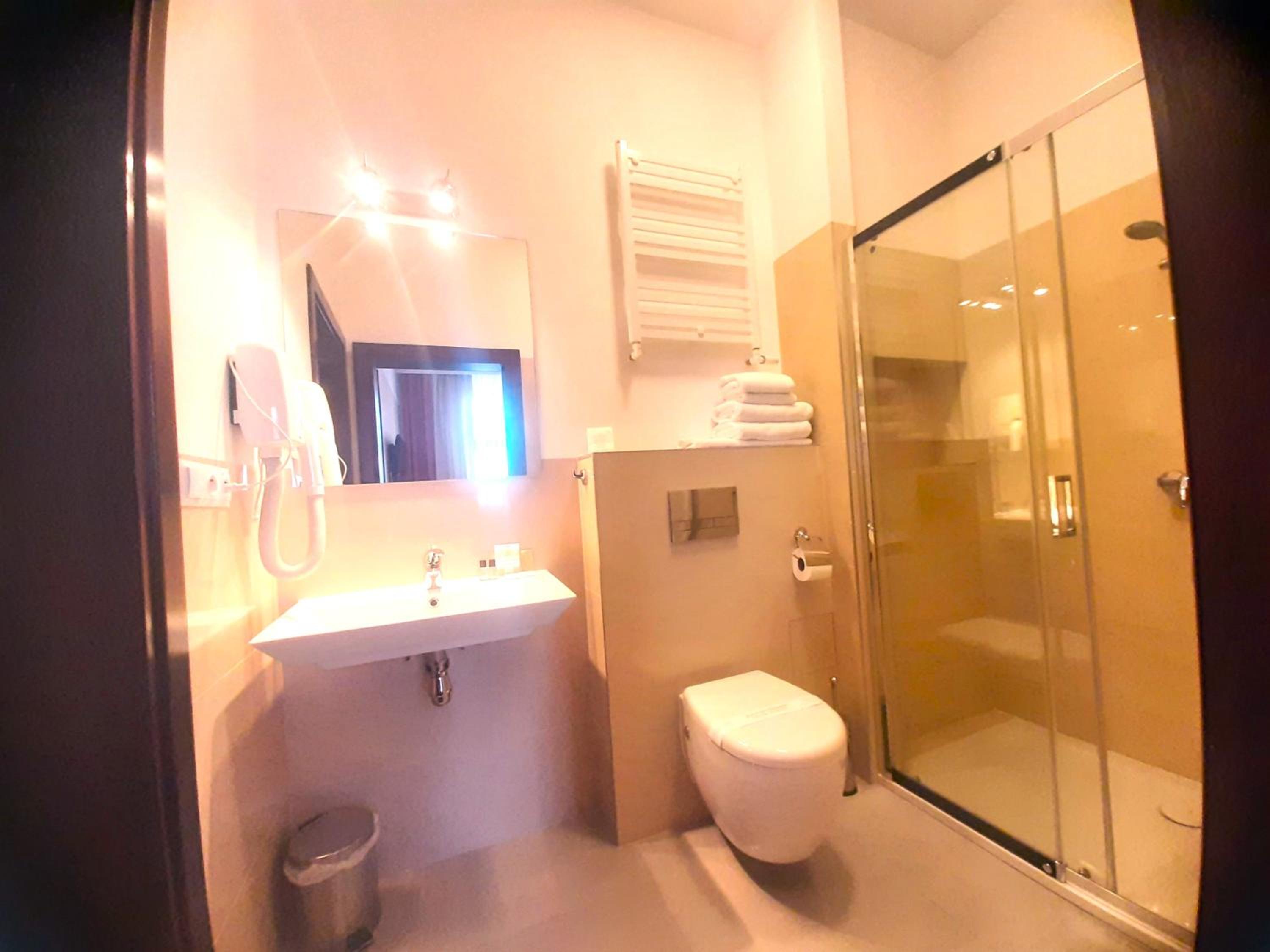 Twin Room - Photo 17