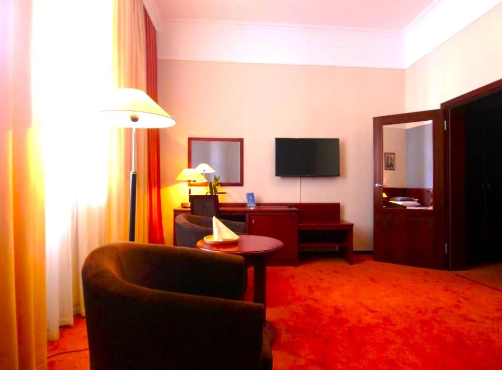 Large Double Room - Photo 7
