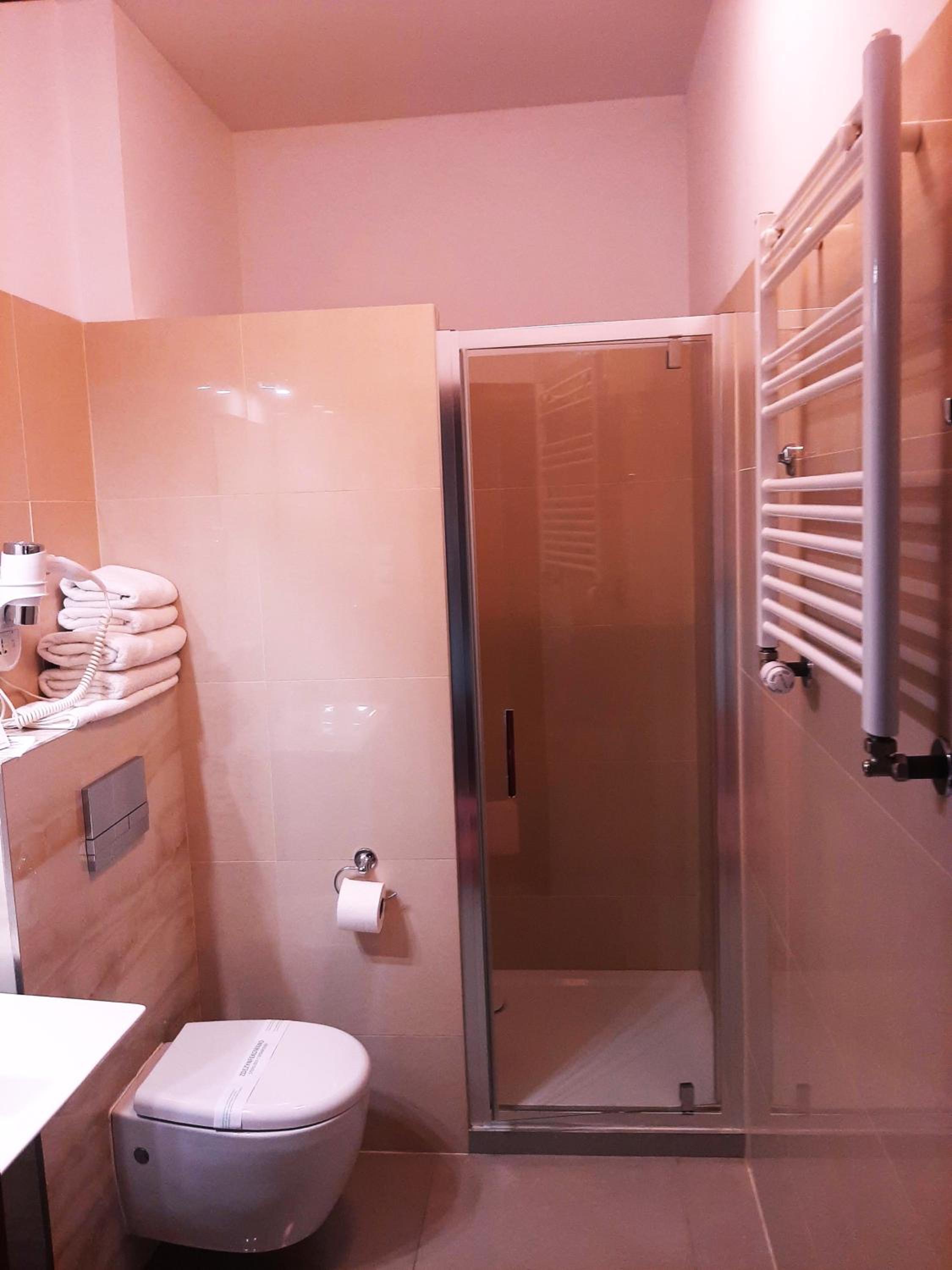Large Double Room - Photo 11