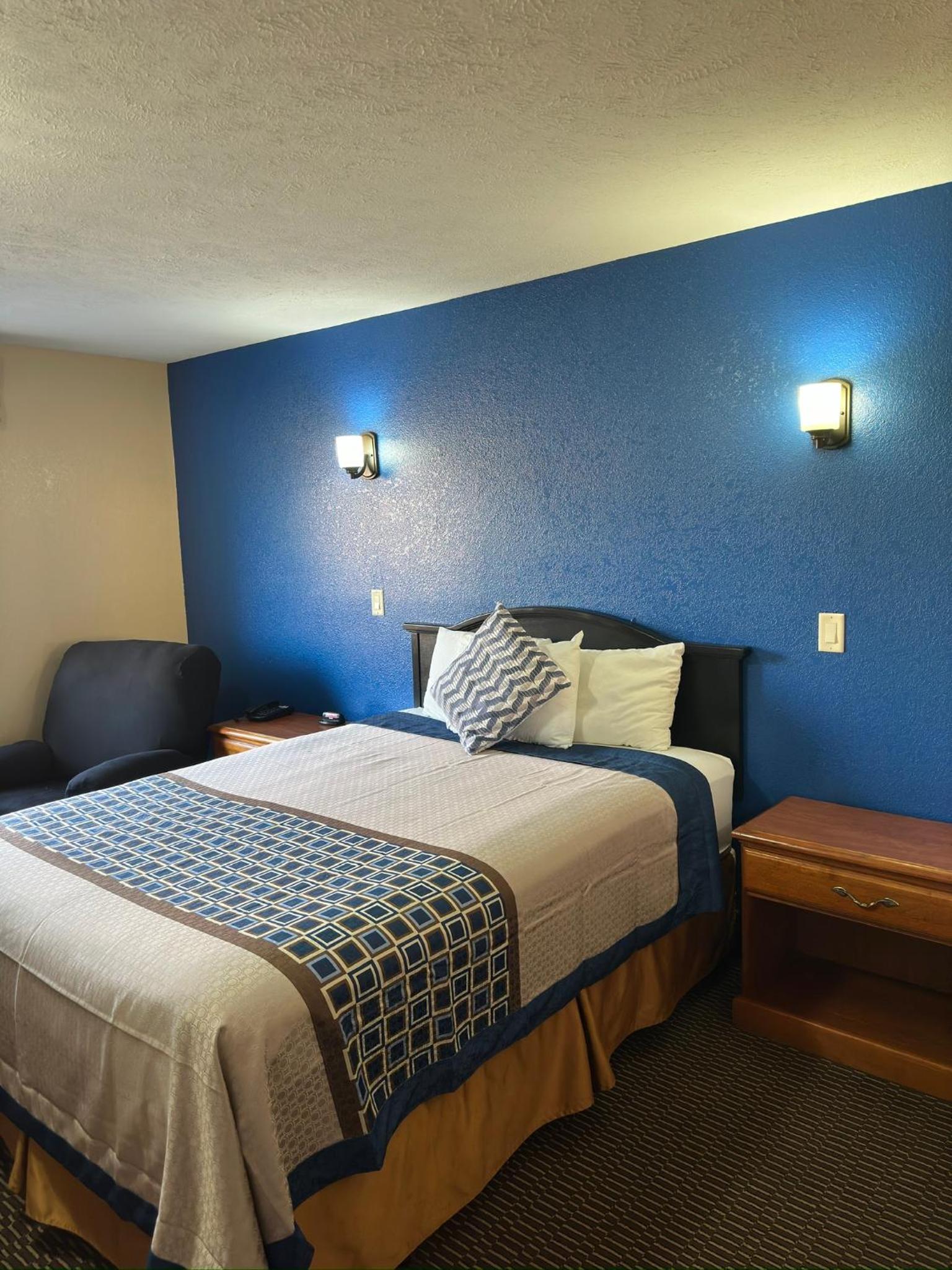 Queen Room photo 1