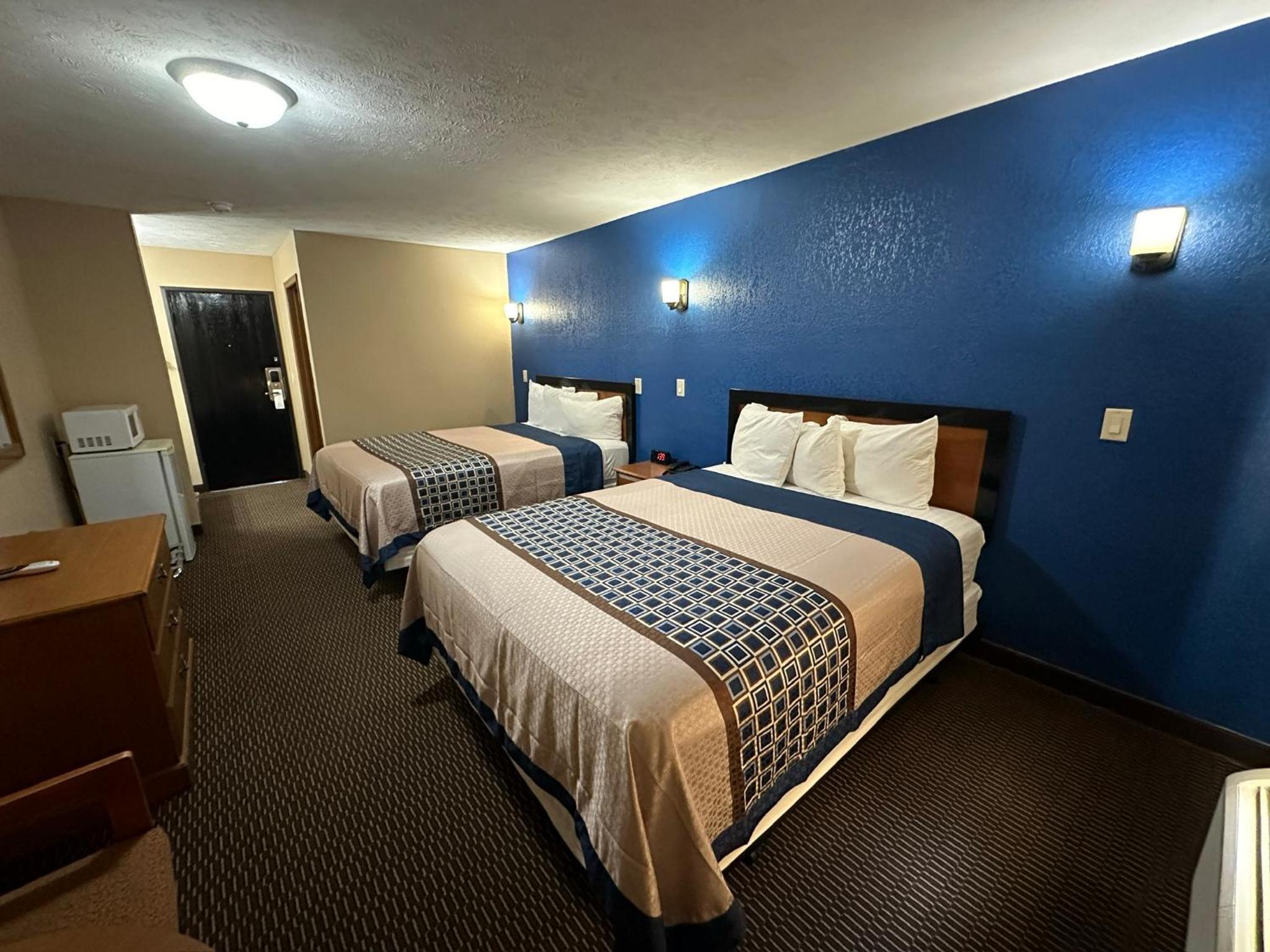 Queen Room with Two Queen Beds photo 1