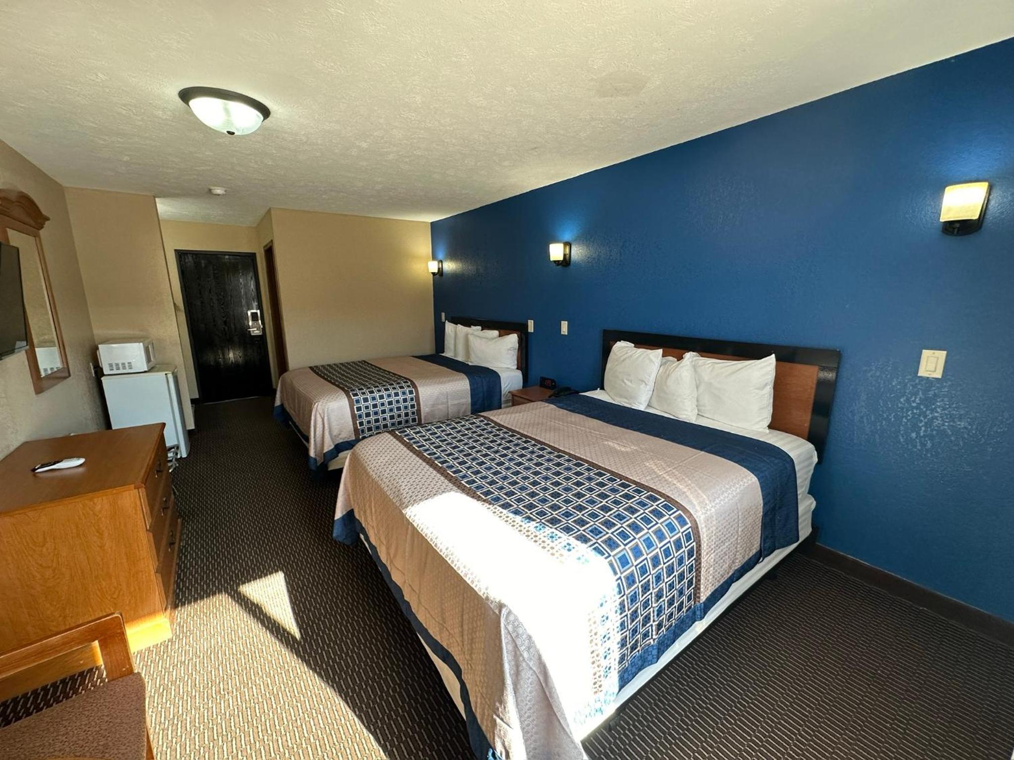 Queen Room with Two Queen Beds photo 2