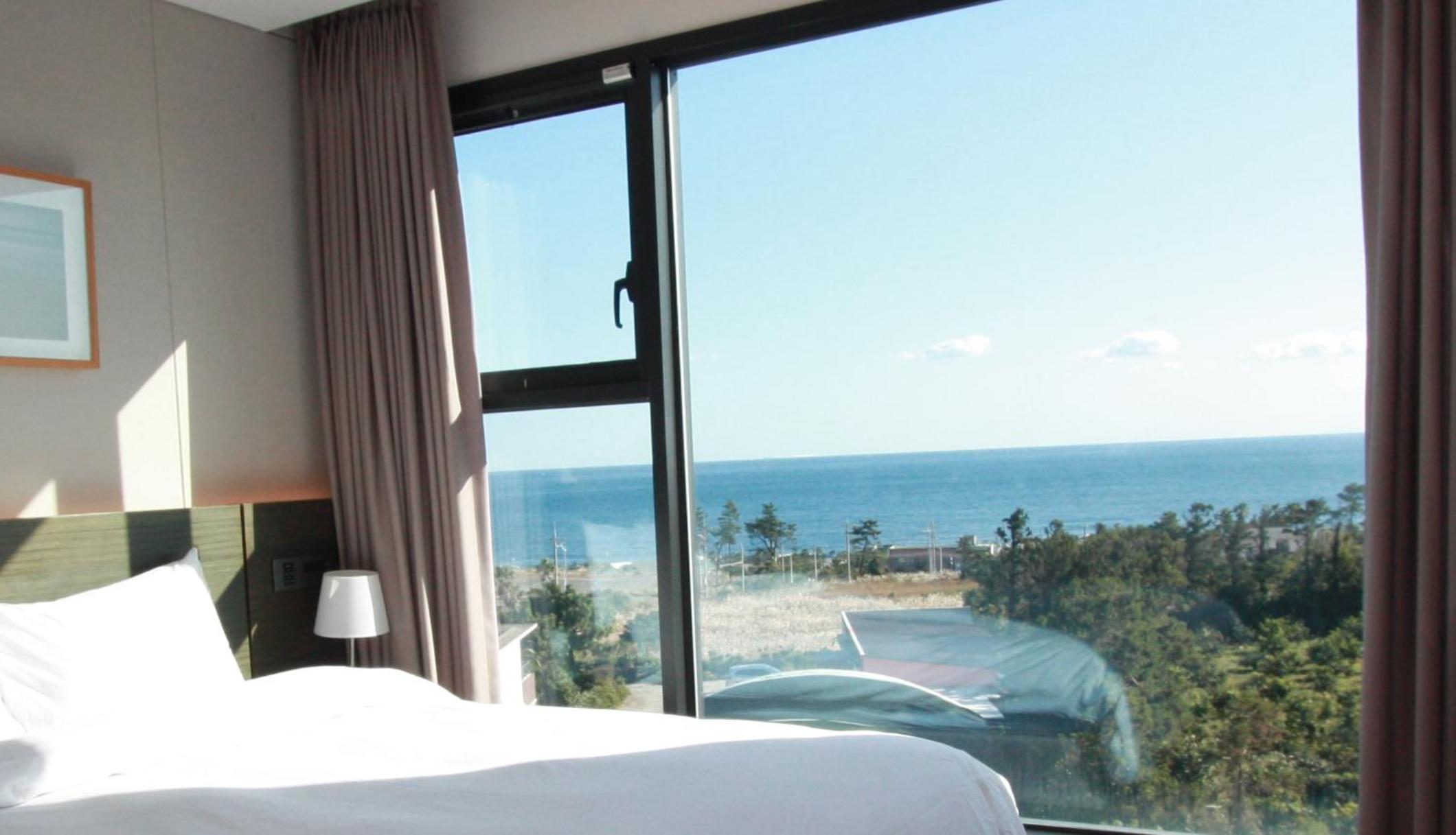 Deluxe Twin Room with Sea View - Photo 3