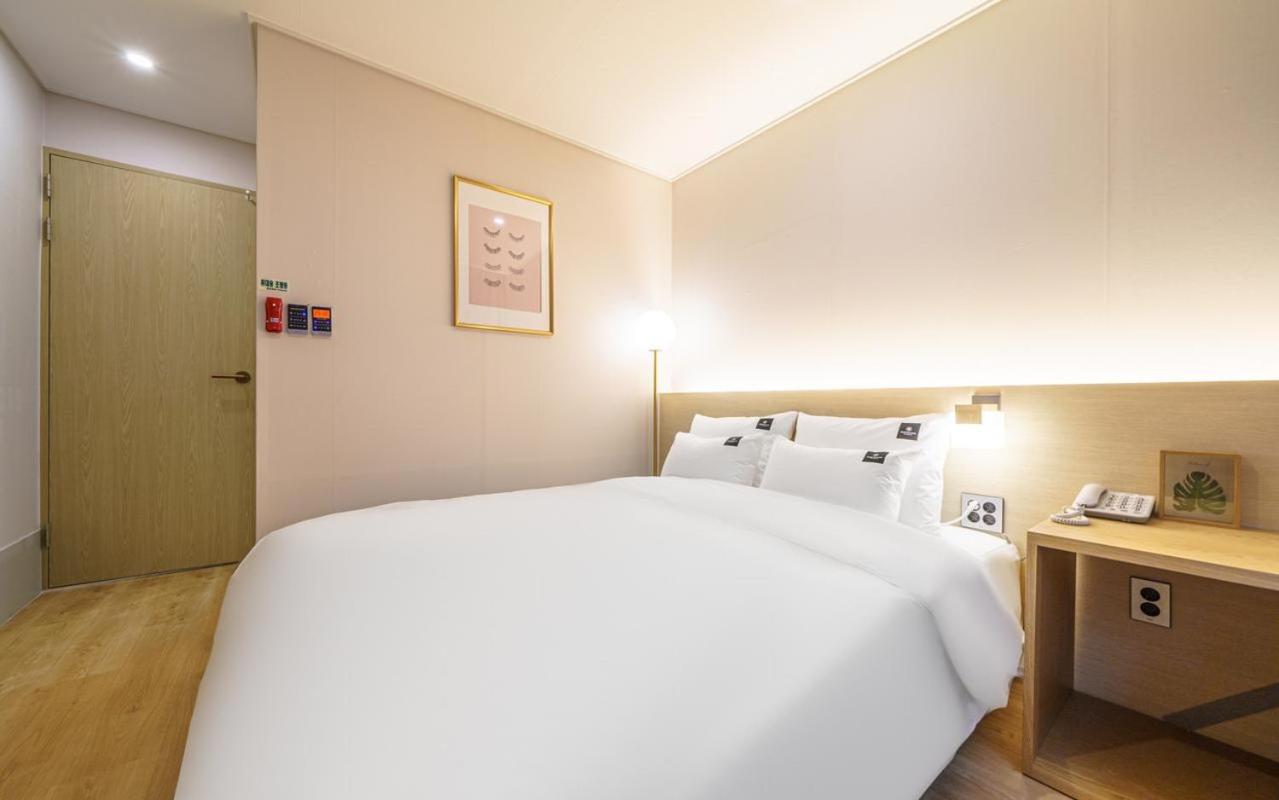 Deluxe Double Room with Bath - Photo 6