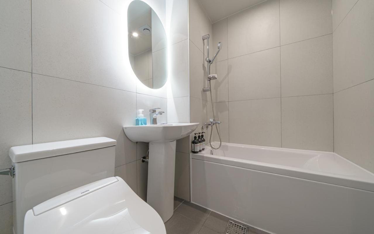 Deluxe Double Room with Bath - Photo 5
