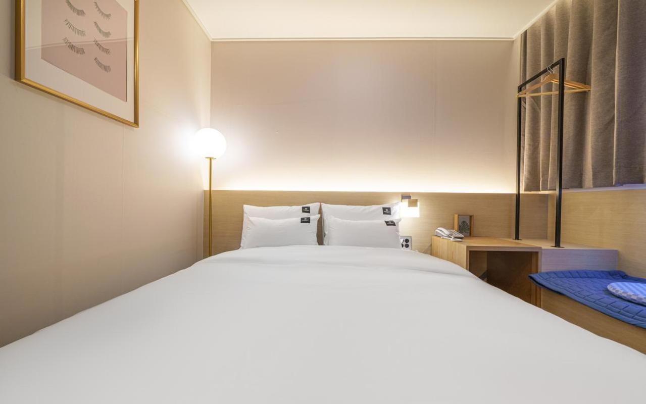 Deluxe Double Room with Bath - Photo 3