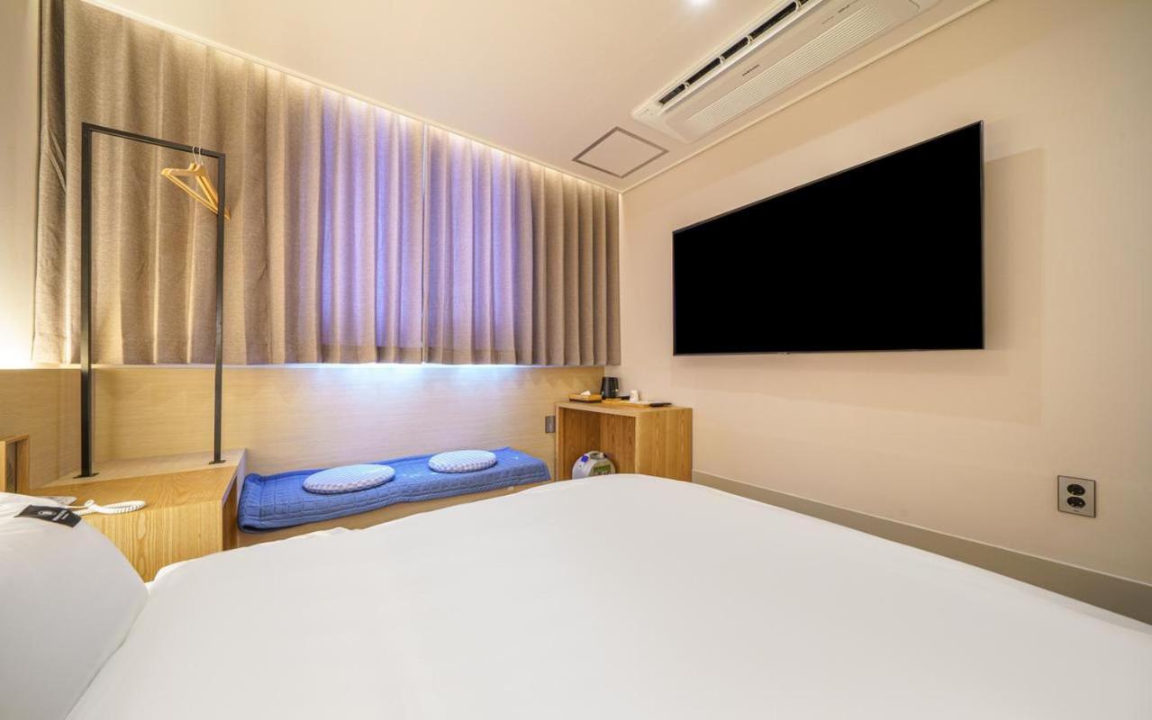Deluxe Double Room with Bath - Photo 2