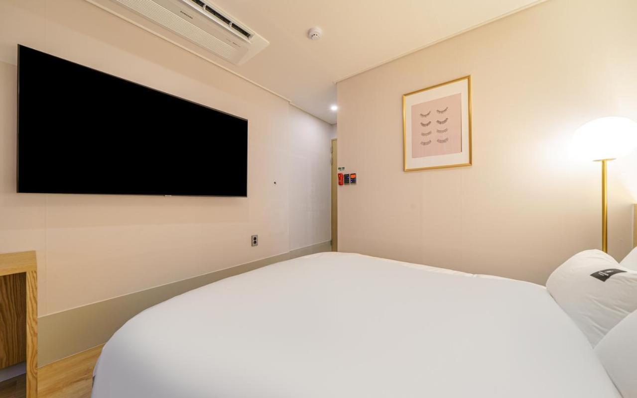 Deluxe Double Room with Bath - Photo 4