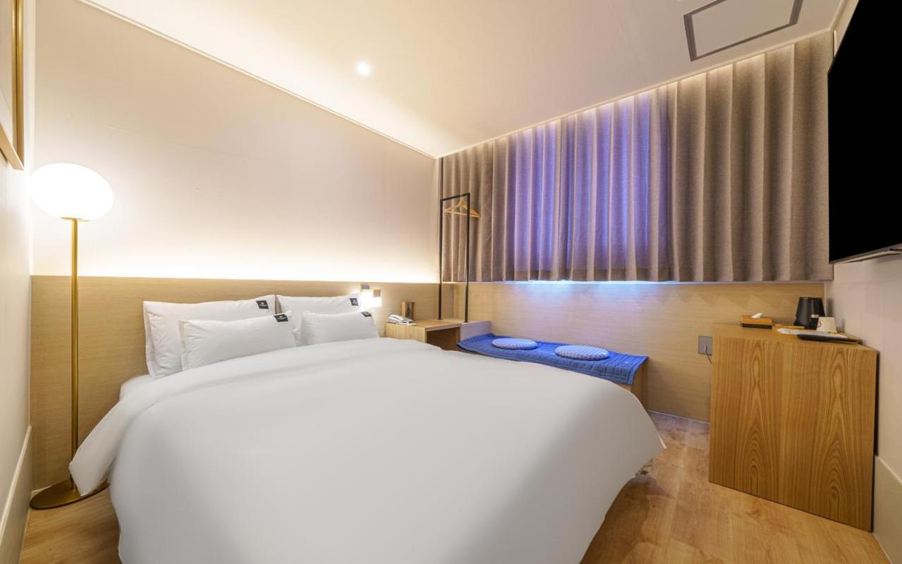 Deluxe Double Room with Bath - Photo 1