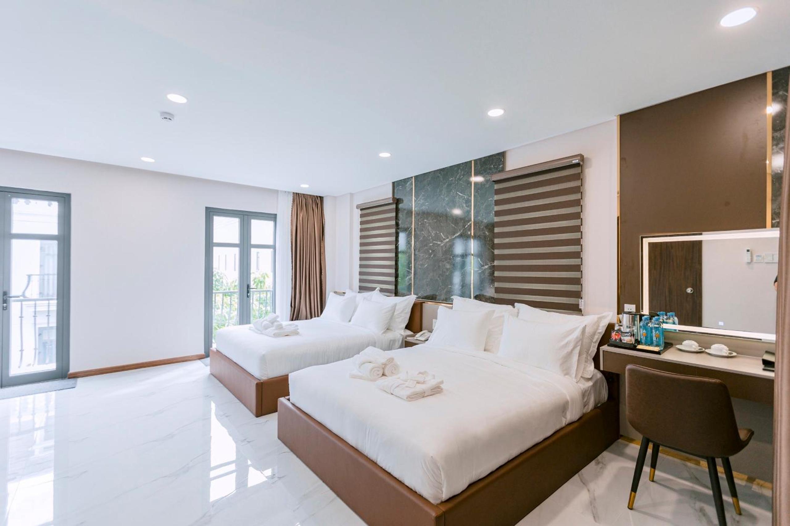Quadruple Room with Balcony photo 3
