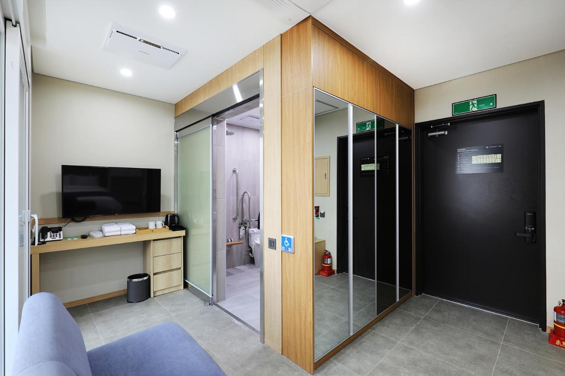 Junior Suite Double (Handicap Room/ No Parking) - Photo 4