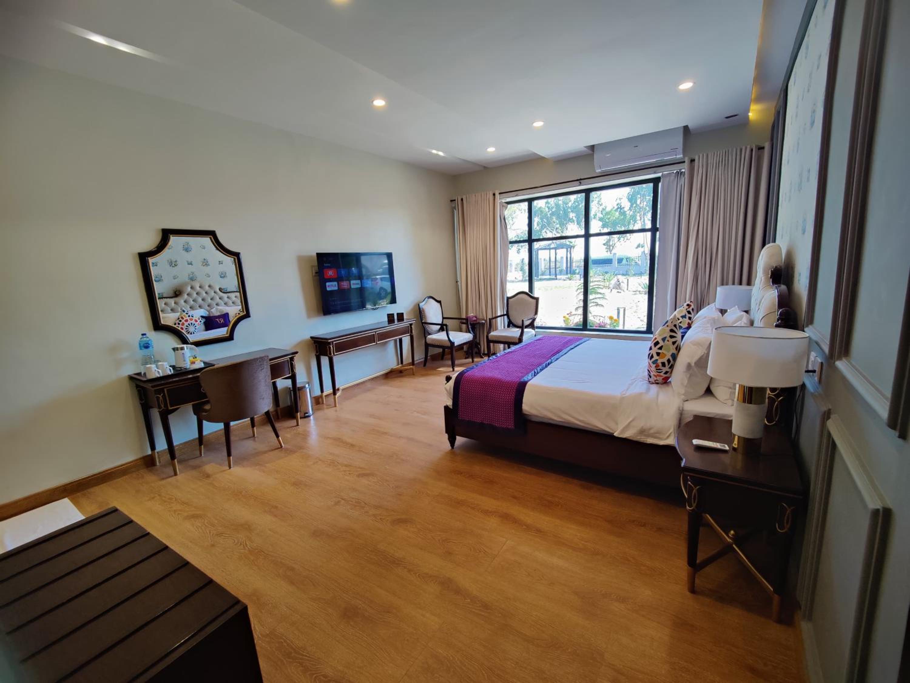 Deluxe Double Room with Balcony photo 2