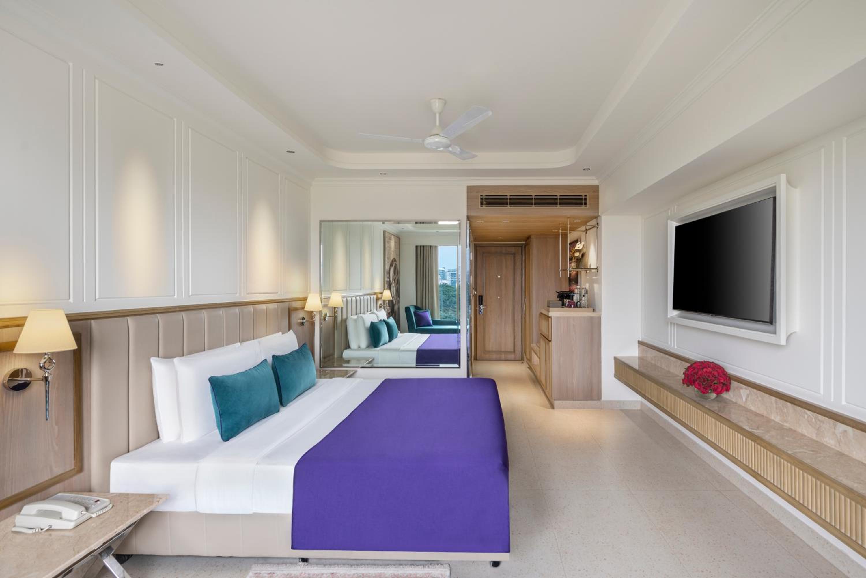 Deluxe King Room (Happy Hours 1+1(On select Brands only).Timing : 1700hrs – 2000hrs) and 10% discount on Spa - Photo 2