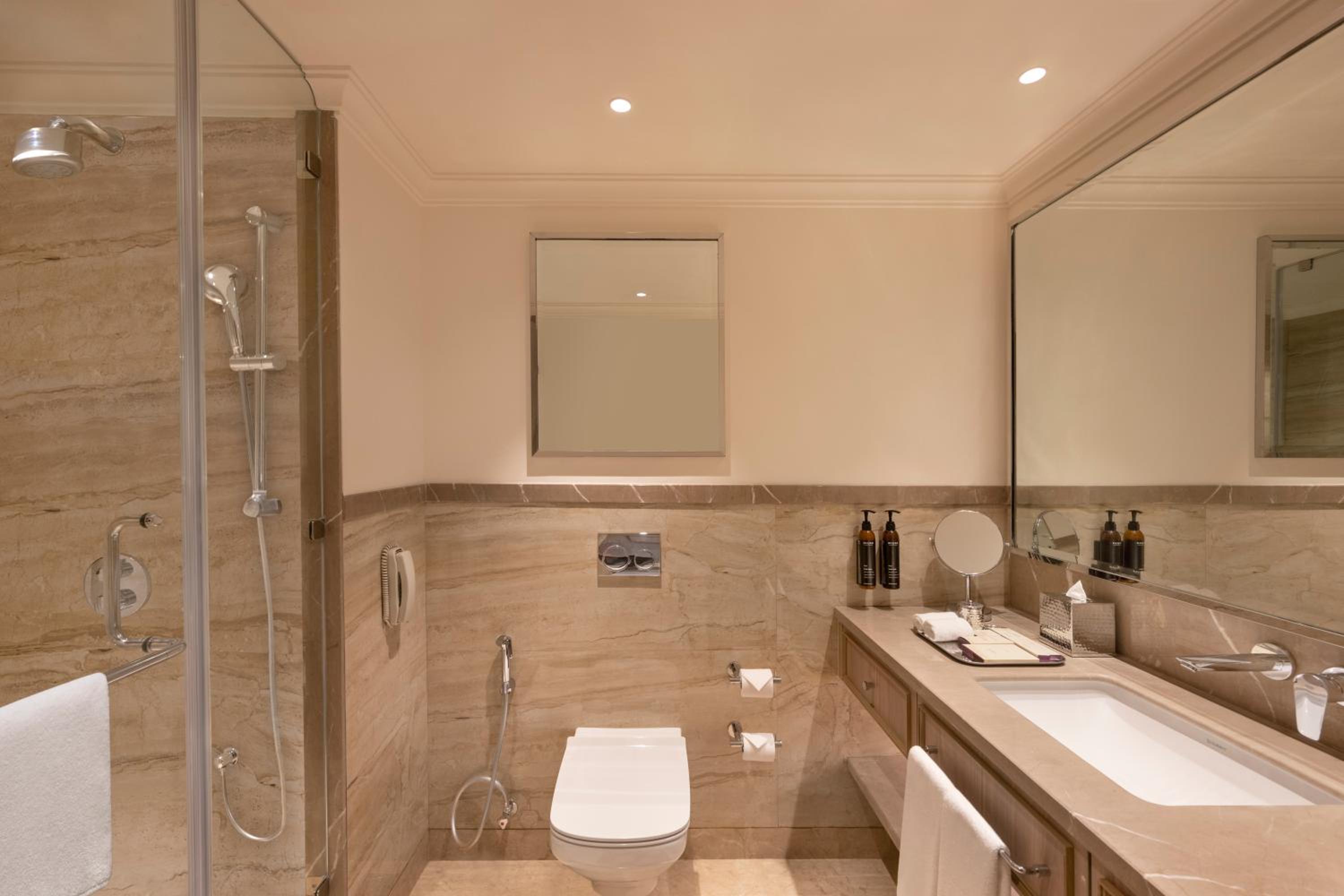 Deluxe King Room (Happy Hours 1+1(On select Brands only).Timing : 1700hrs – 2000hrs) and 10% discount on Spa - Photo 9