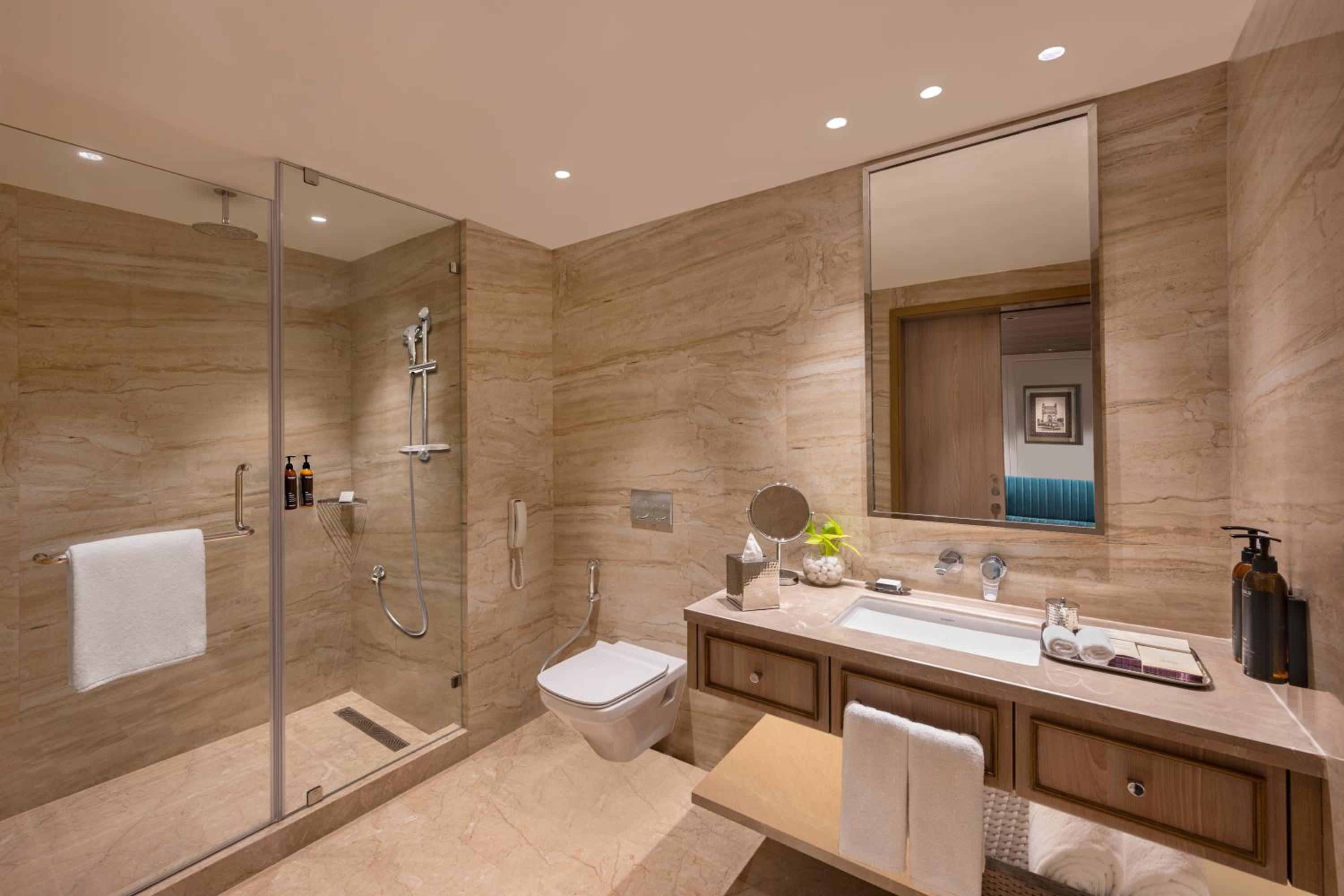 Executive King Room with Happy Hours 1 + 1 offer (On select Brands only).Timing : 1700hrs – 2000hrs and 10% discount on Spa photo 2