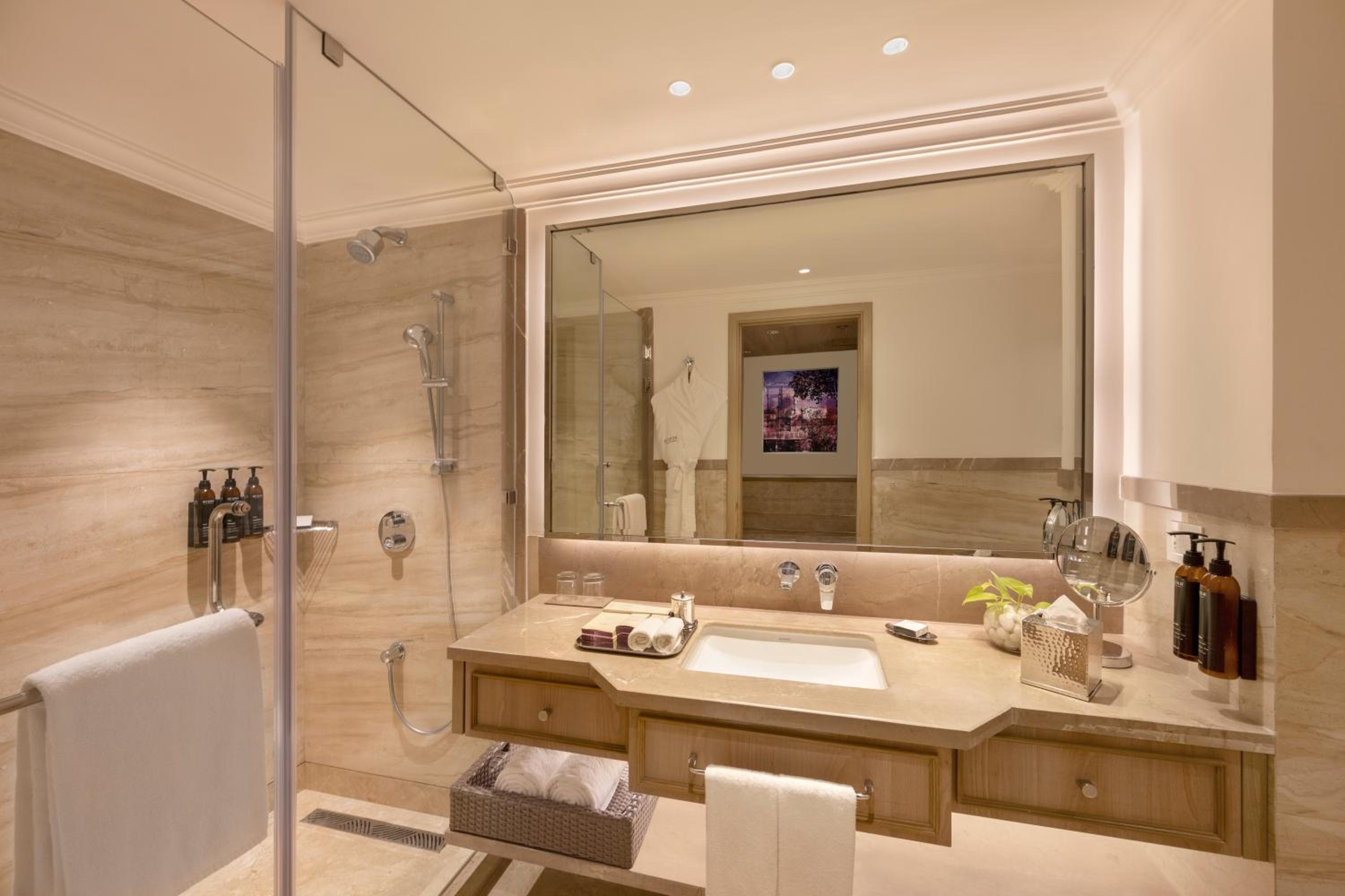 Premium Twin Room with Happy Hours 1+1 (On select Brands only).Timing : 1700hrs – 2000hrs and 10% discount on Spa - Photo 2