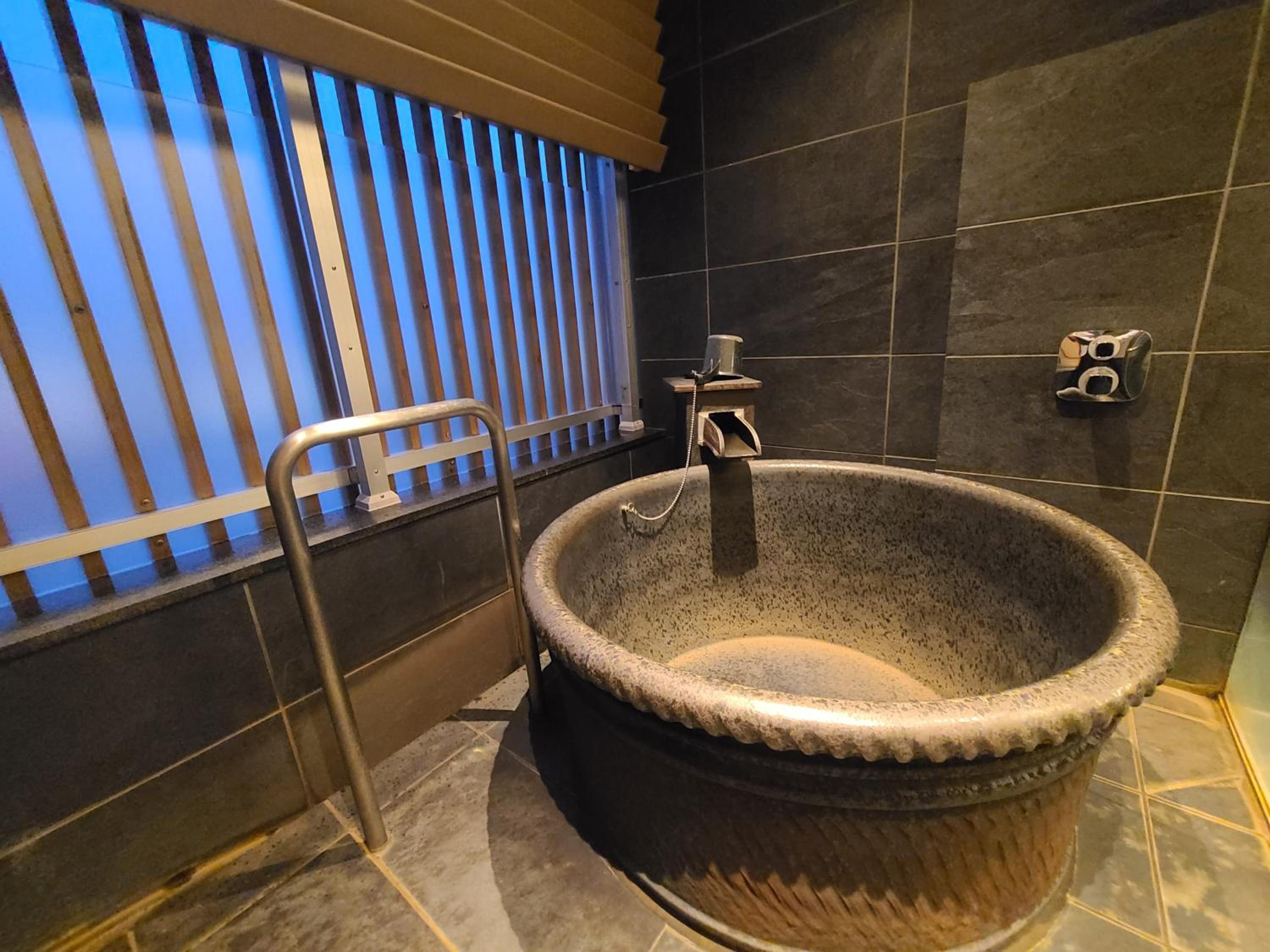 Twin Room with Bath - Photo 6