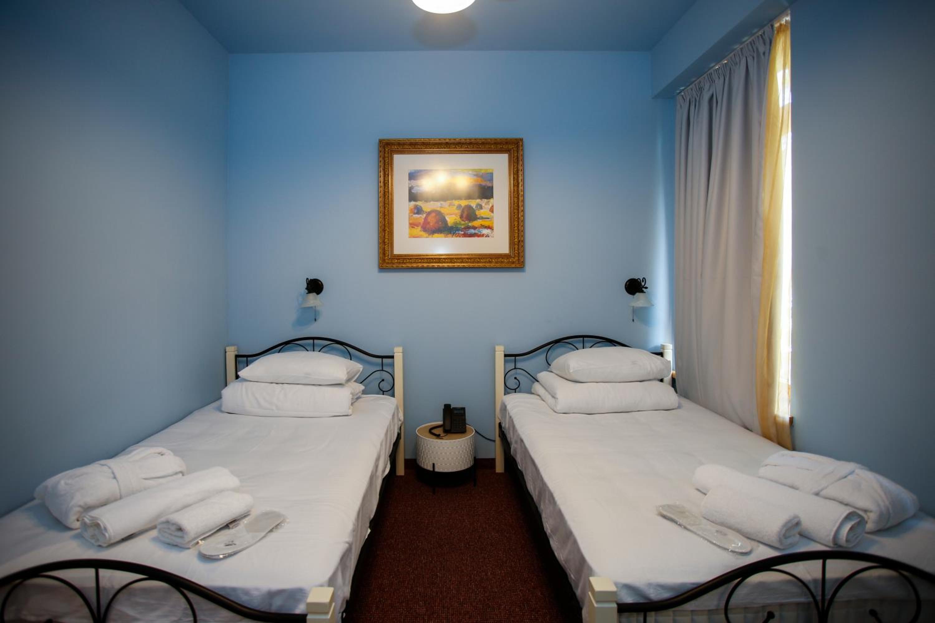 Standard Double or Twin Room - Photo 7