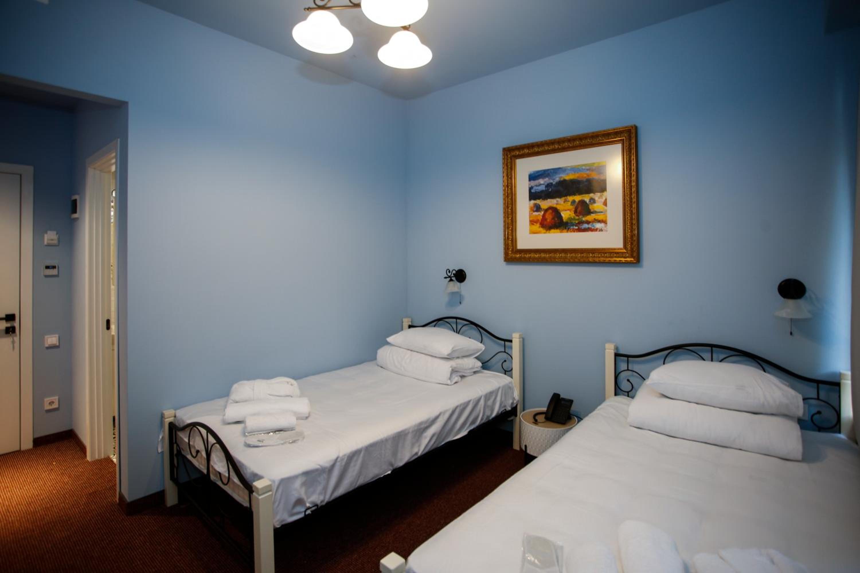 Standard Double or Twin Room - Photo 5